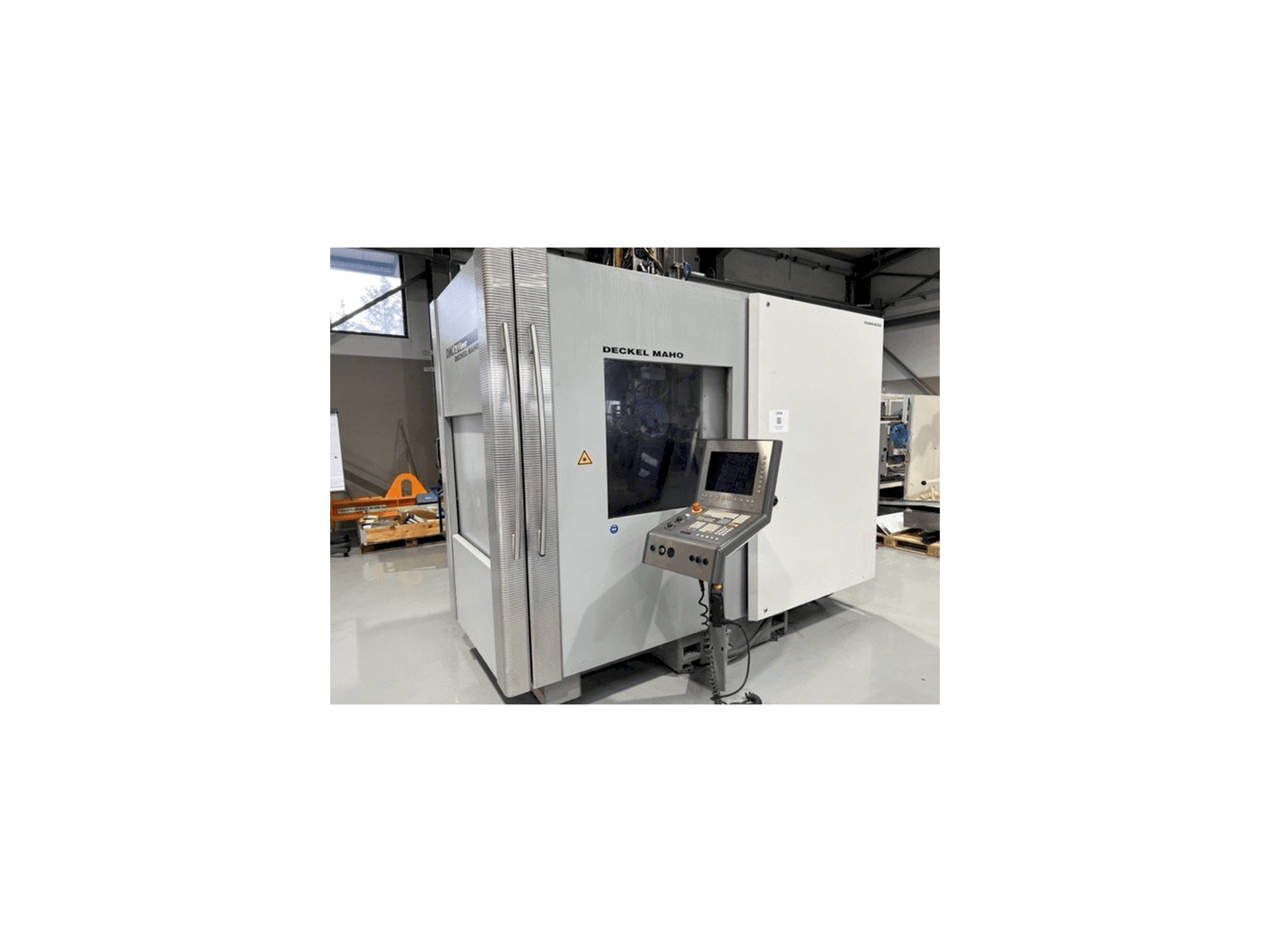 Vista Frontal da DECKEL MAHO DMC 75 V linear máquina