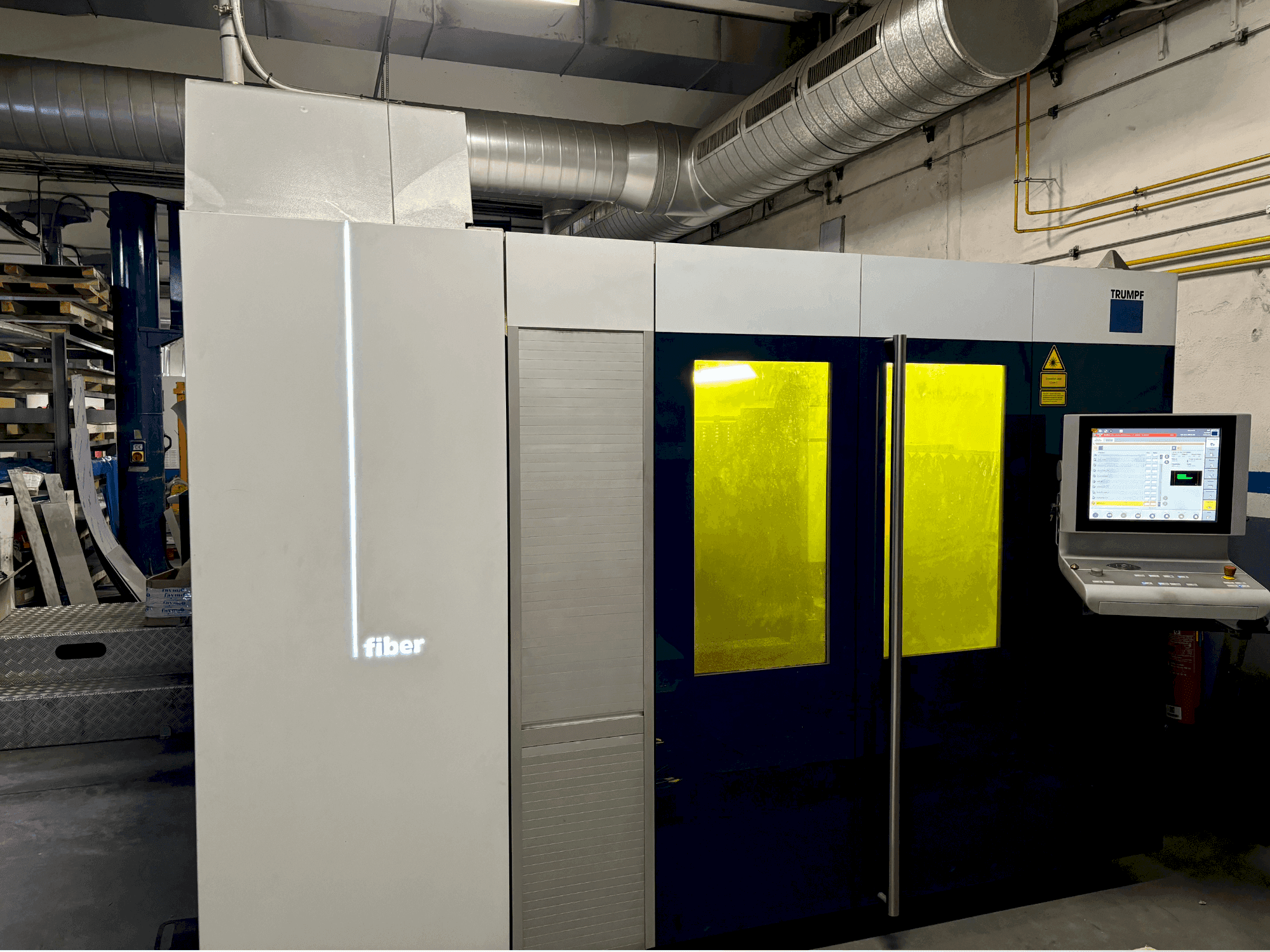 Vista Frontal da TRUMPF TRULASER 3030 FIBER máquina