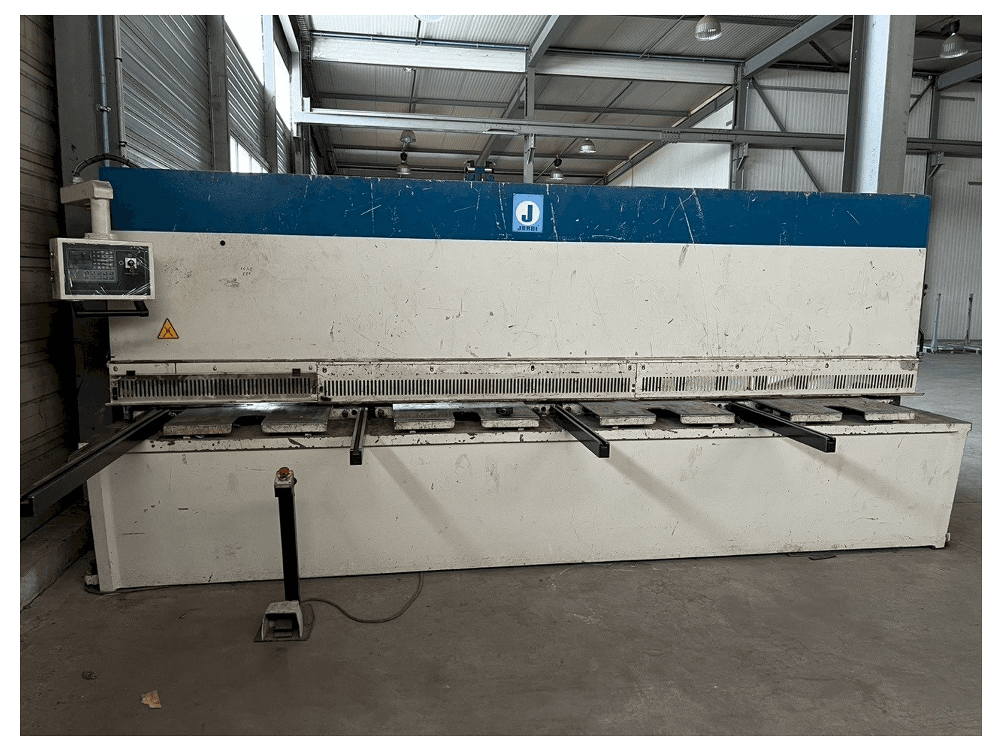 Vista Frontal da JORDI CH 413 máquina