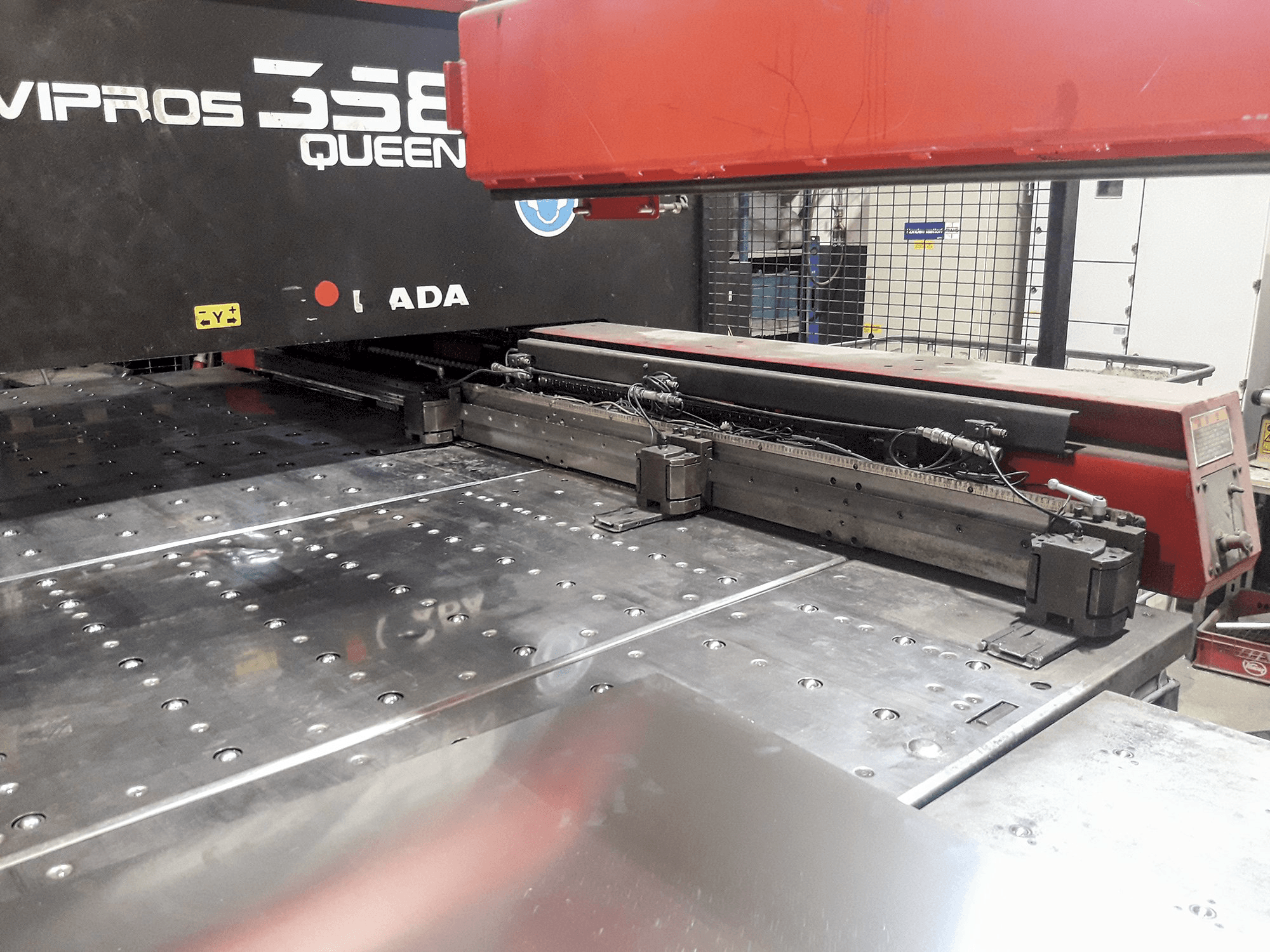 Espaço de trabalho da AMADA Vipros 358 QUEEN máquina