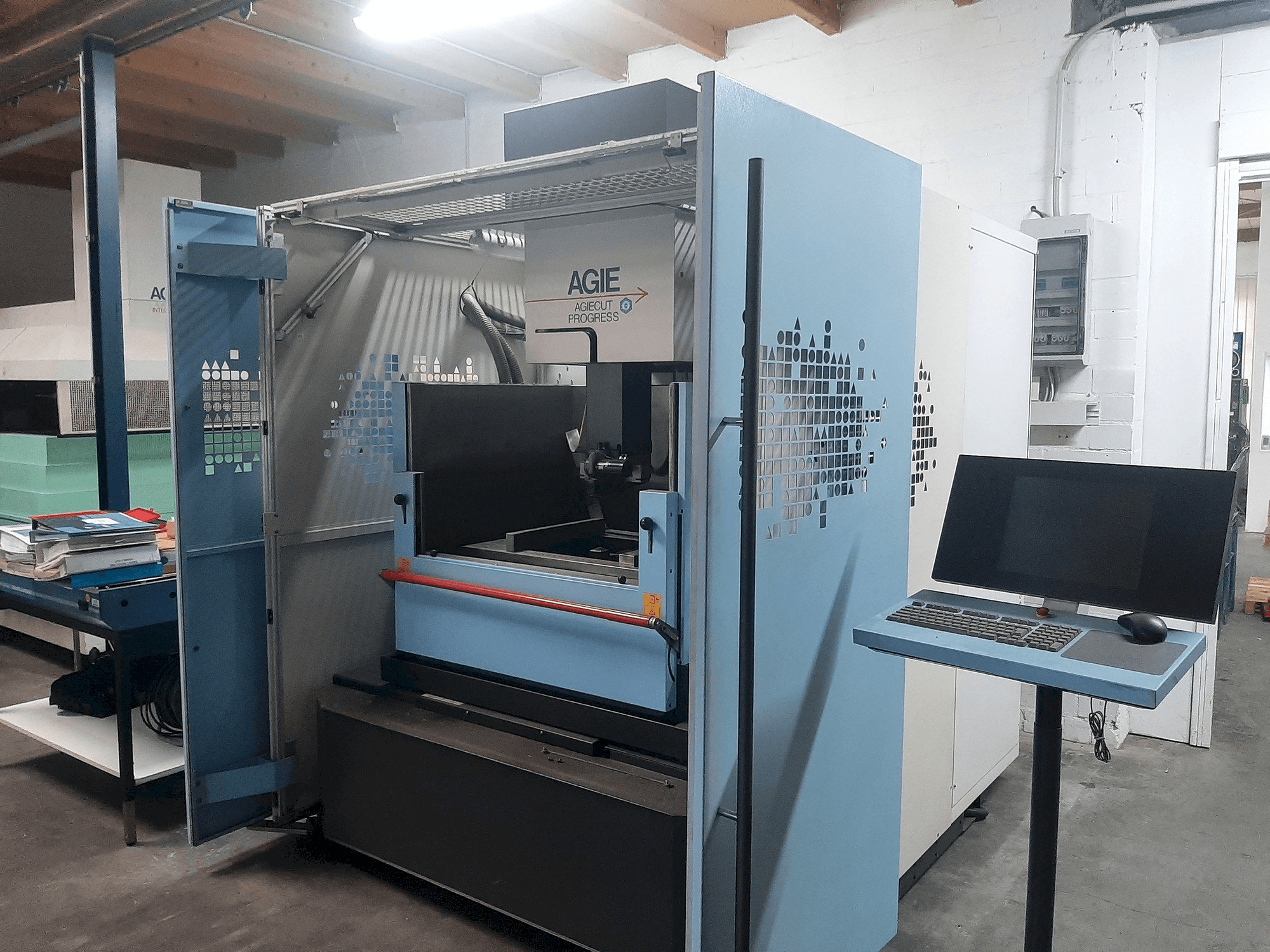 Vista Frontal da AGIE Agiecut Progress 3 máquina