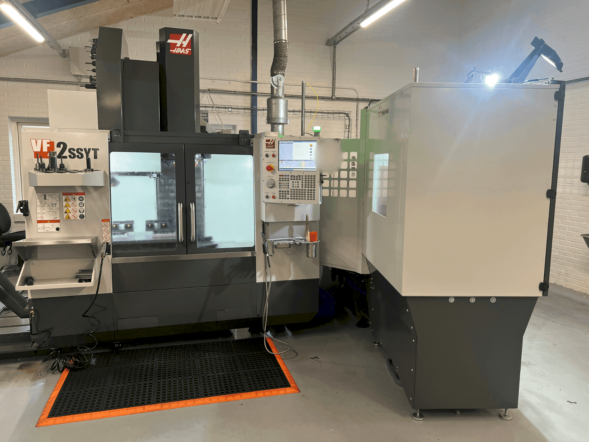 Vista Frontal da HAAS VF-2SSYT máquina