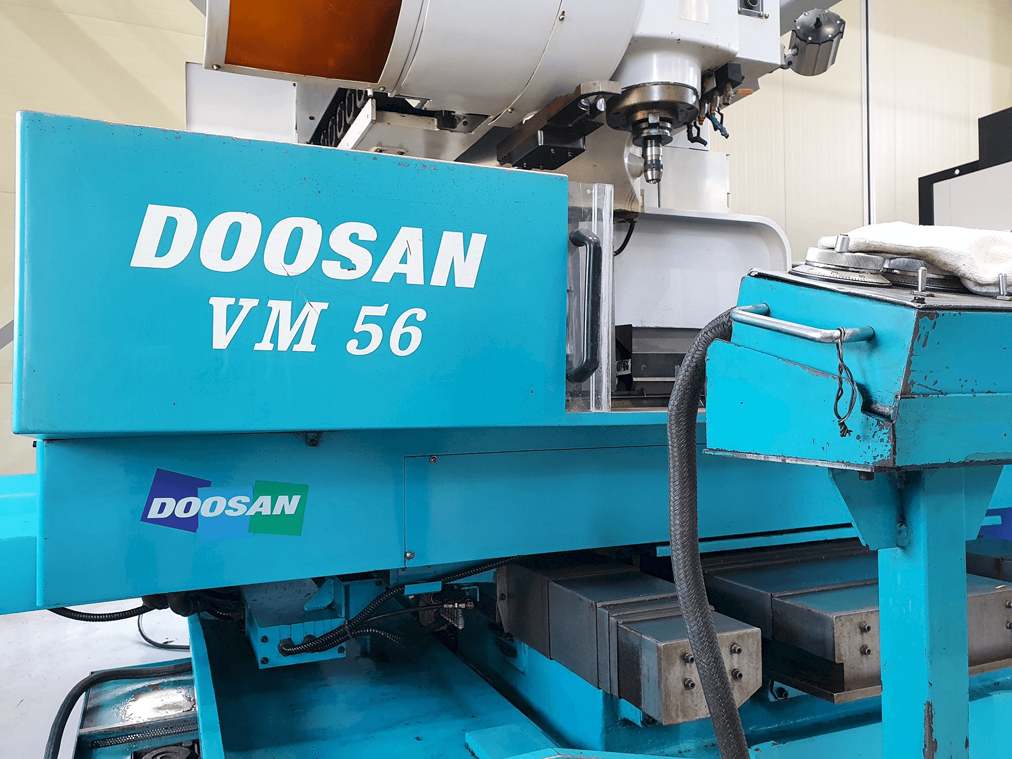 Vista Frontal da Doosan VM56 máquina