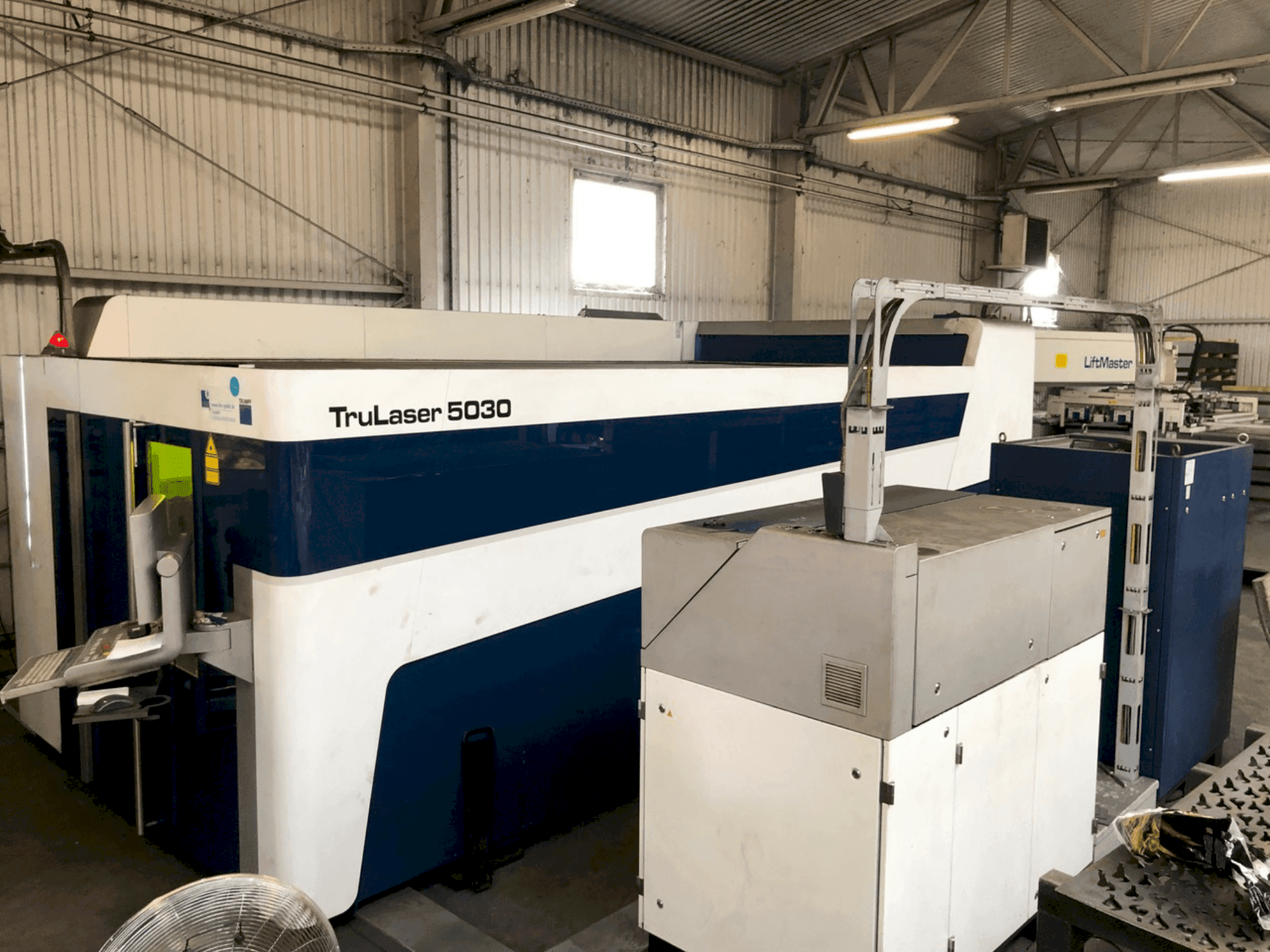 Vista Frontal da TRUMPF Trulaser 5030 Fiber máquina