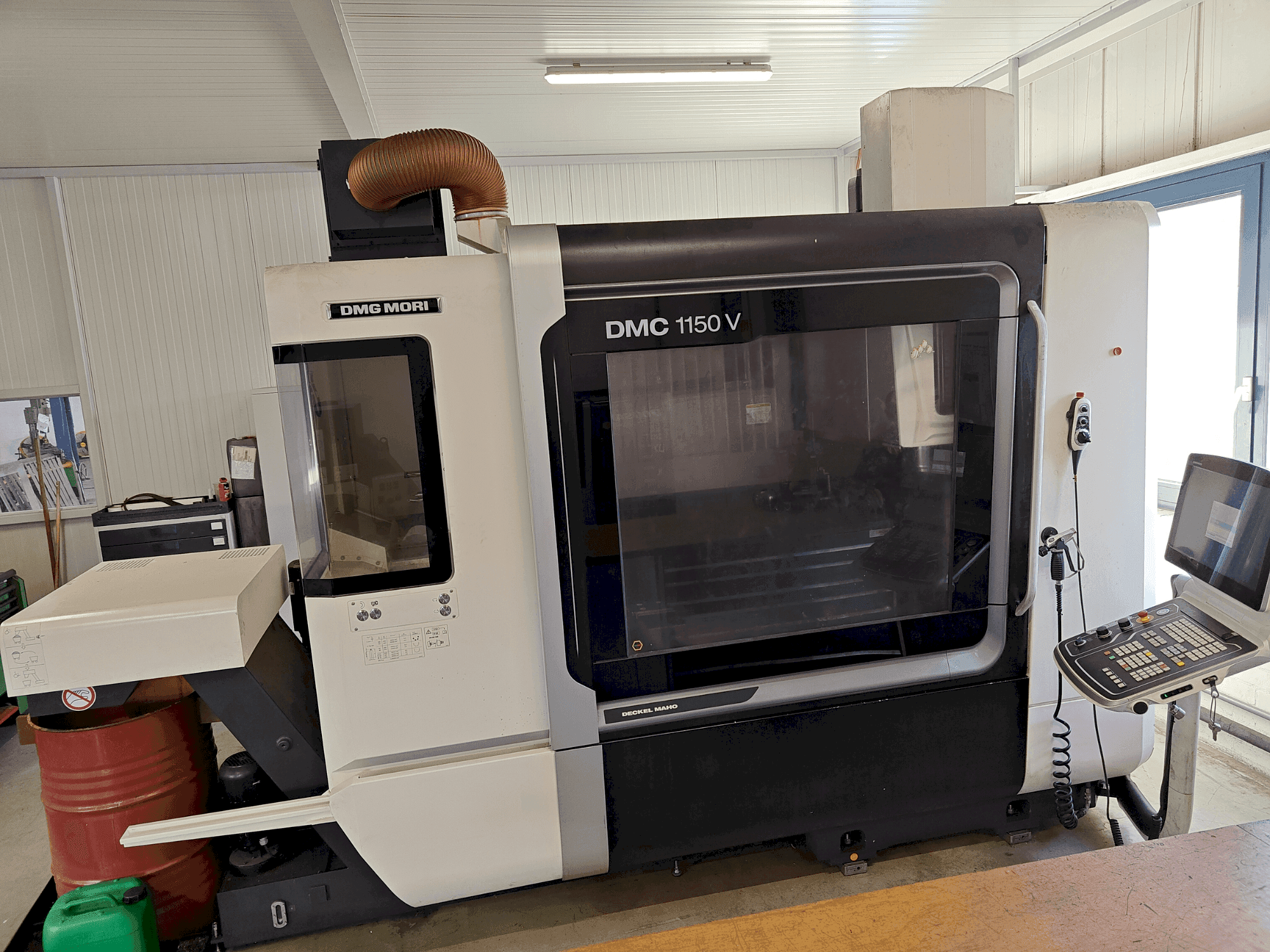 Vista Frontal da DMG MORI DMC 1150 V máquina