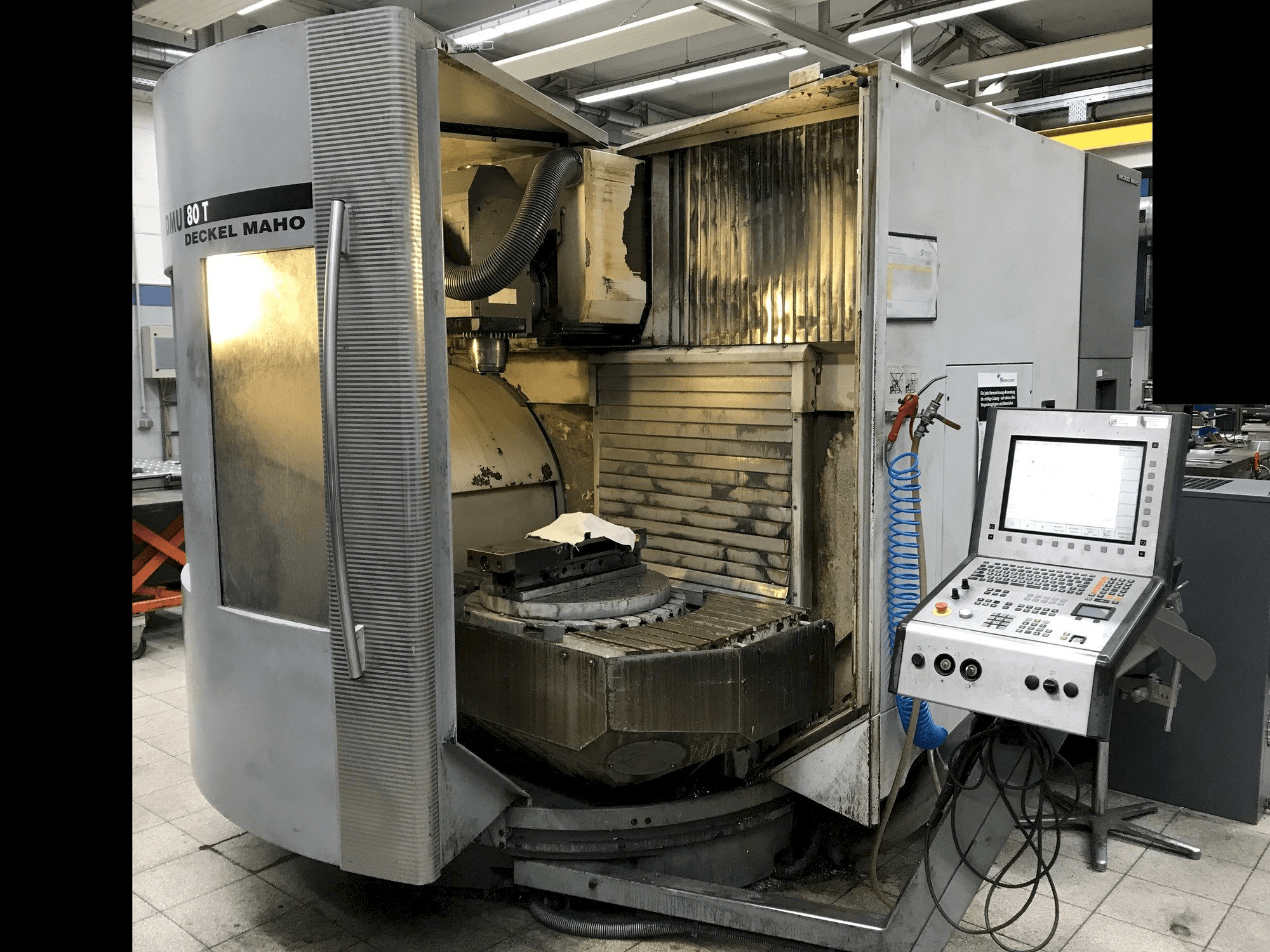 Vista Frontal da DECKEL MAHO DMU 80 T máquina