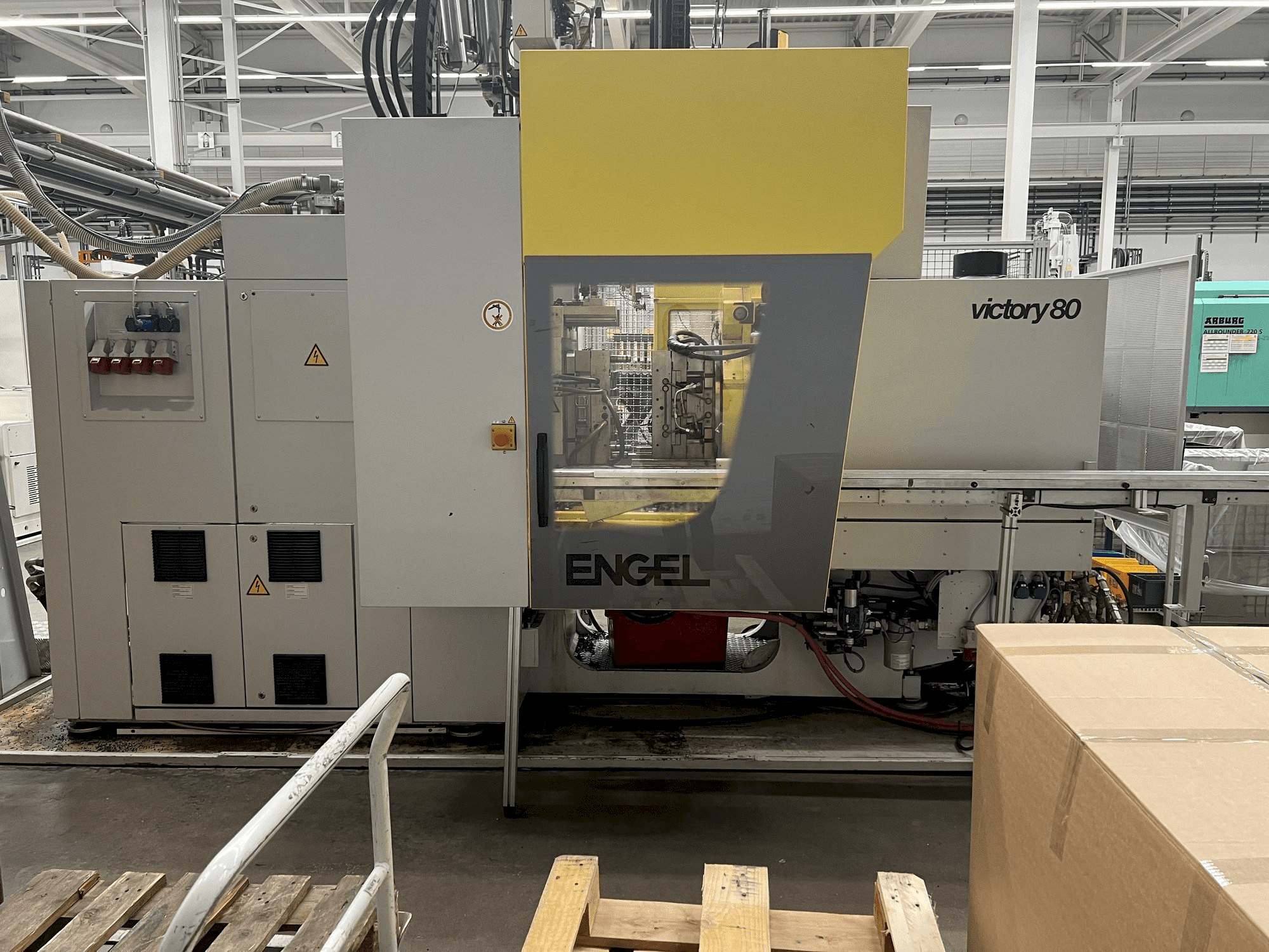 Vista Frontal da Engel VC 330H/80V/80CO máquina