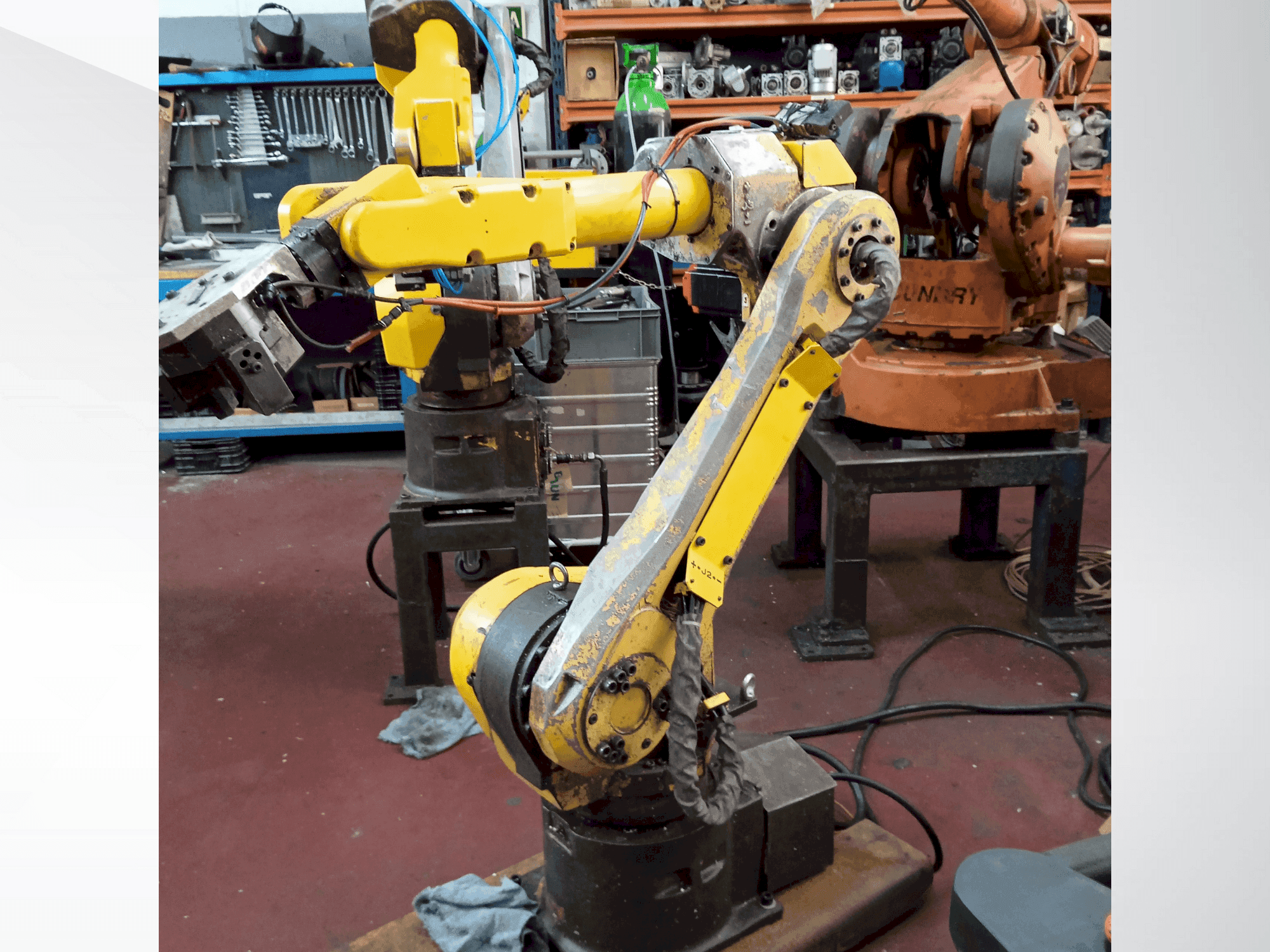 Vista Frontal da FANUC M-16iB máquina
