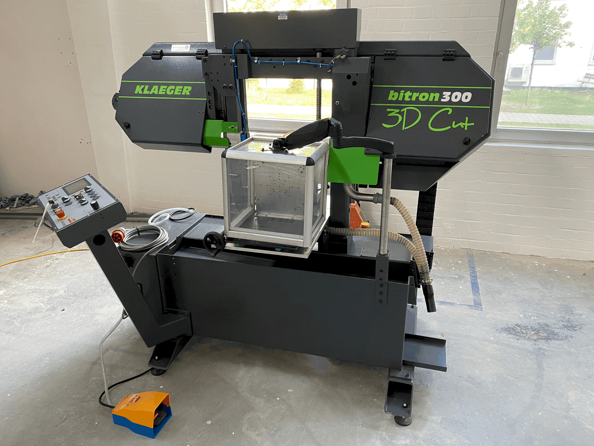 Vista Frontal da Klaeger Bitron 300 3D Cut máquina