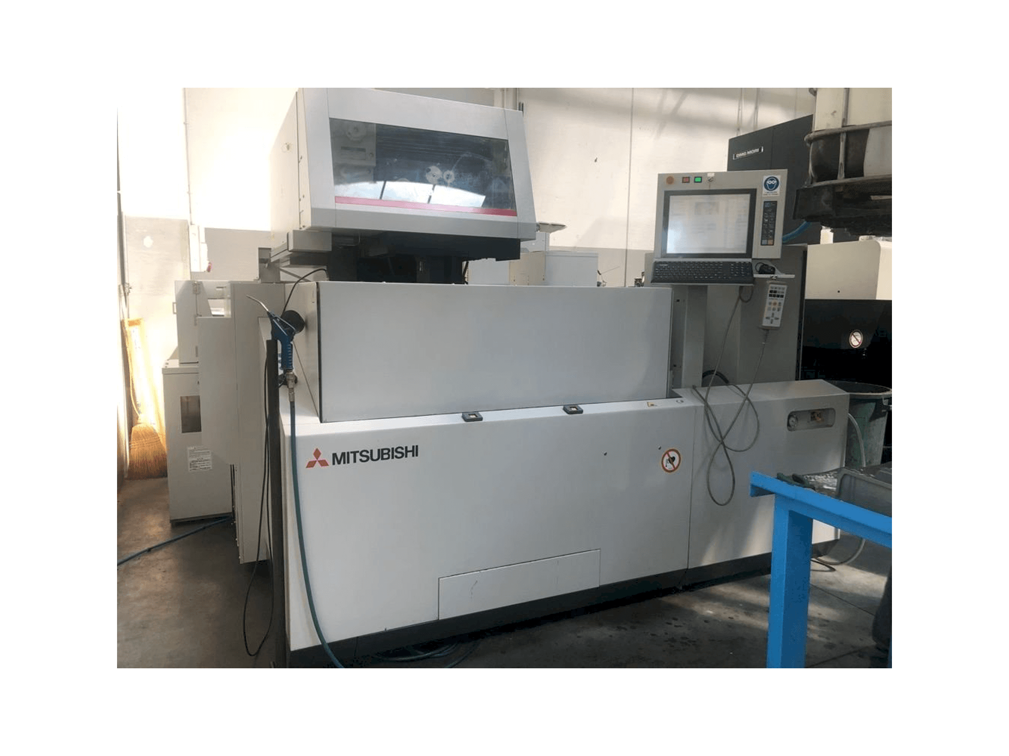 Vista Frontal da Mitsubishi MV2400S máquina