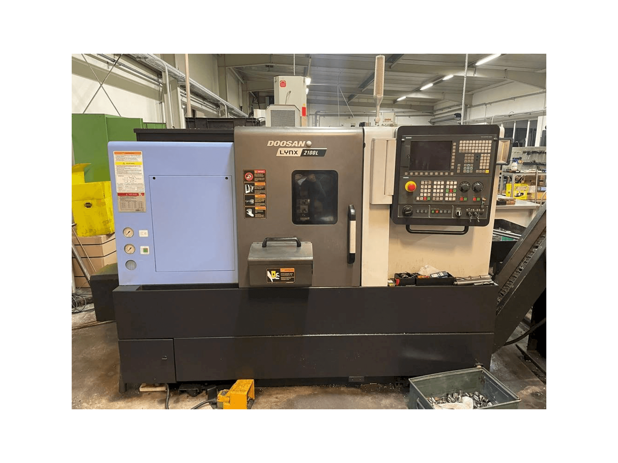 Vista Frontal da Doosan Lynx 2100LB máquina