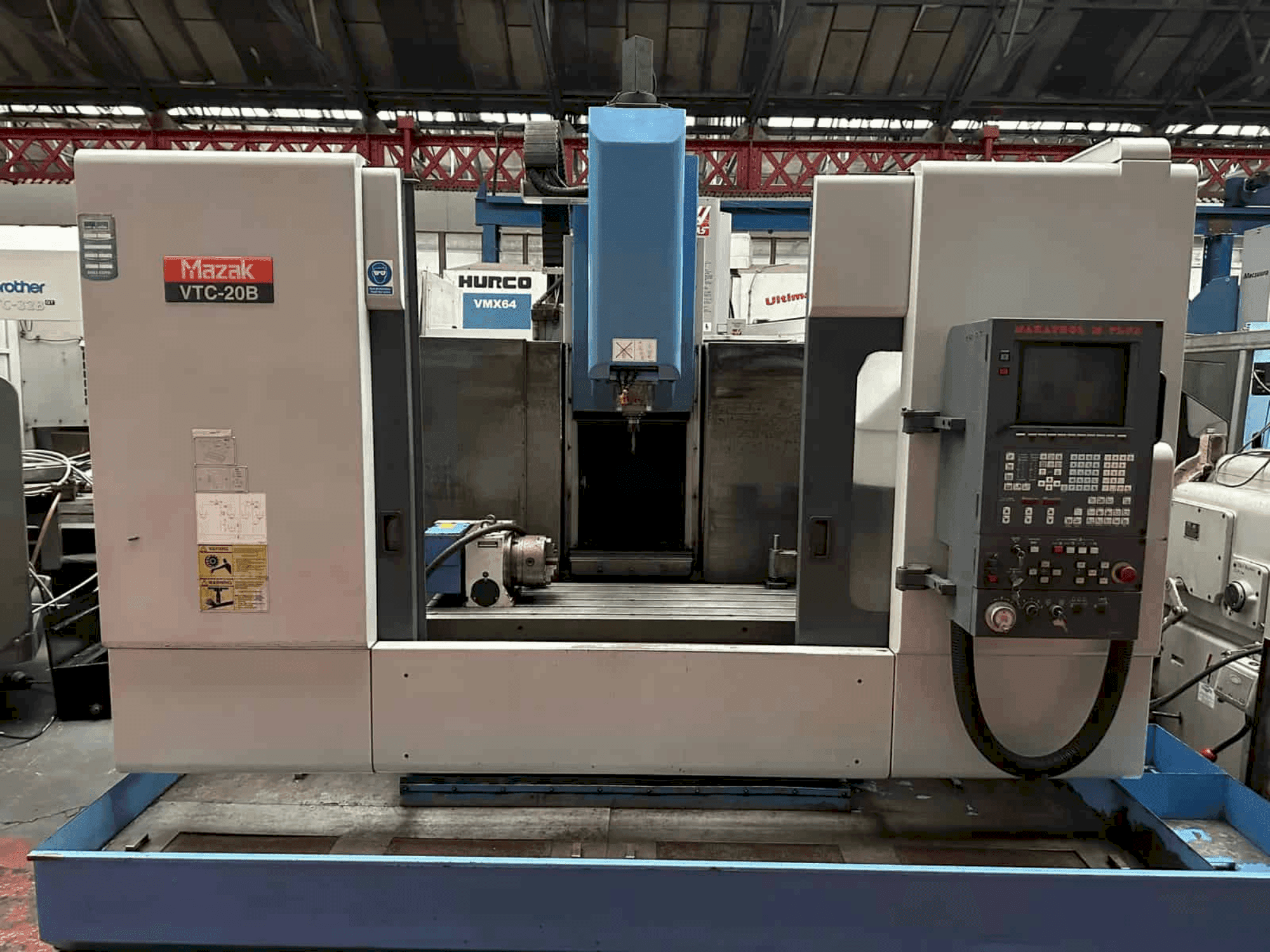 Vista Frontal da Mazak VTC - 20B máquina
