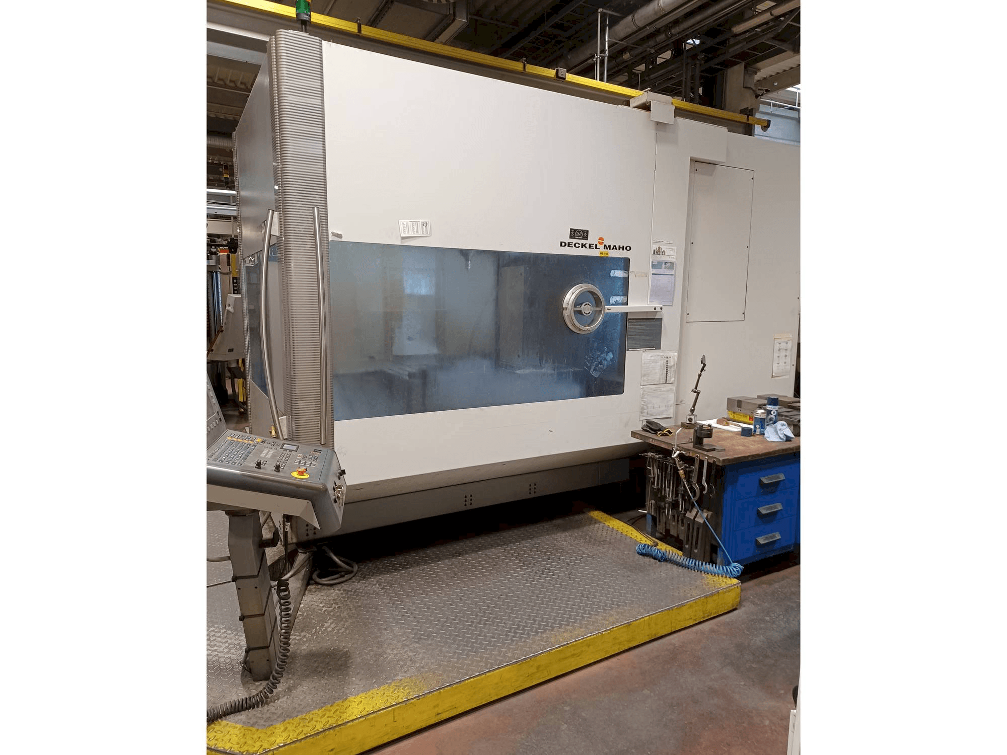 Vista Frontal da DECKEL MAHO DMU 125 T hi-dyn máquina