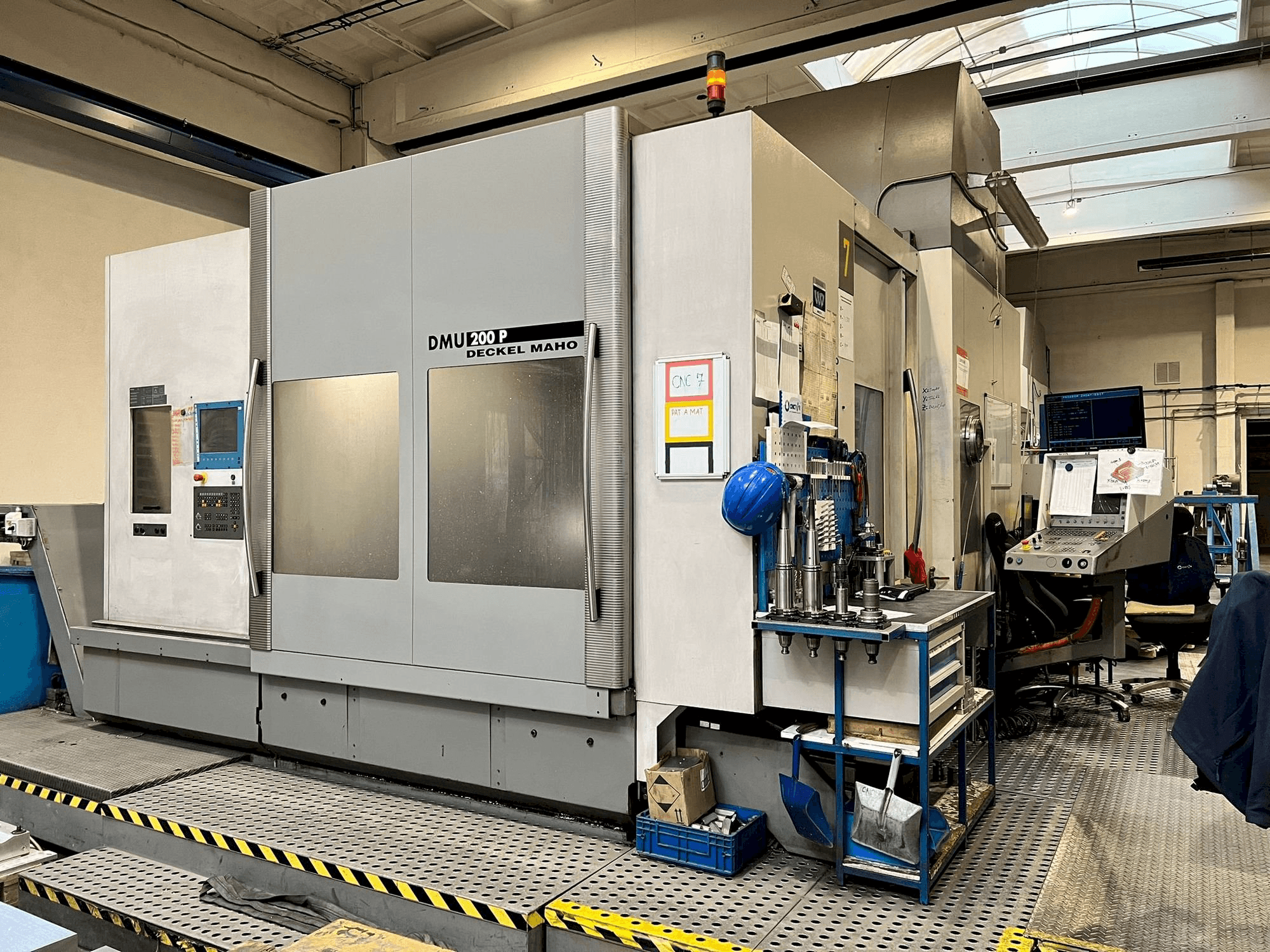 Vista Frontal da DECKEL MAHO DMU 200P máquina