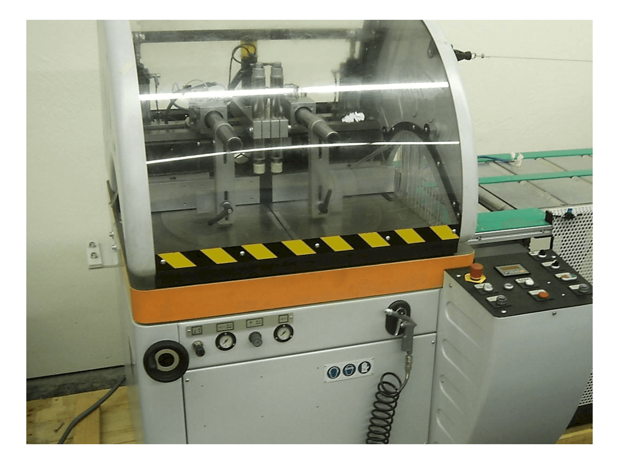 Vista Frontal da KASTO alu U 20 máquina