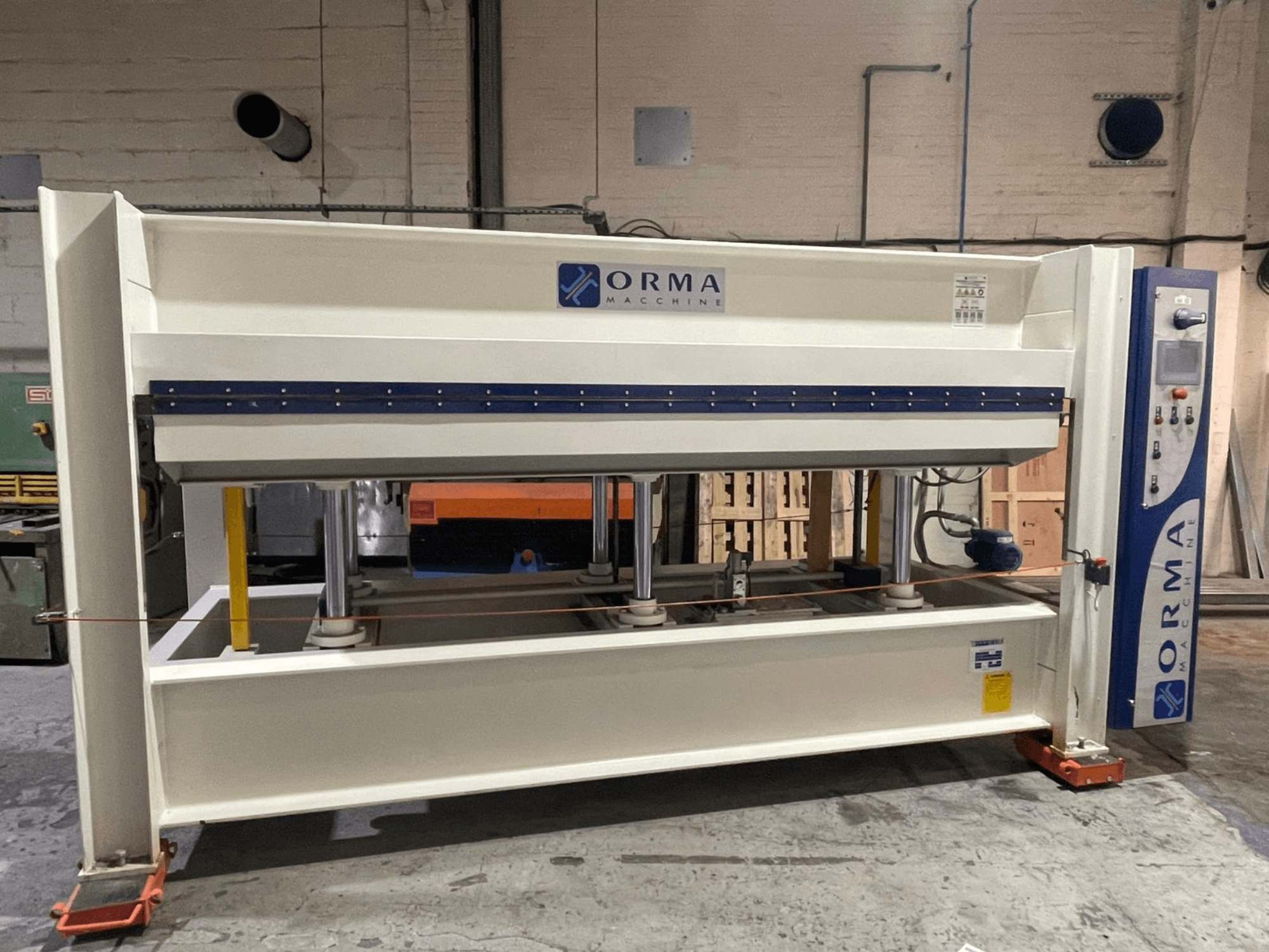Prensa hidráulica Orma Macchine em vista frontal, com quatro suportes verticais e painel de controlo no lado direito.