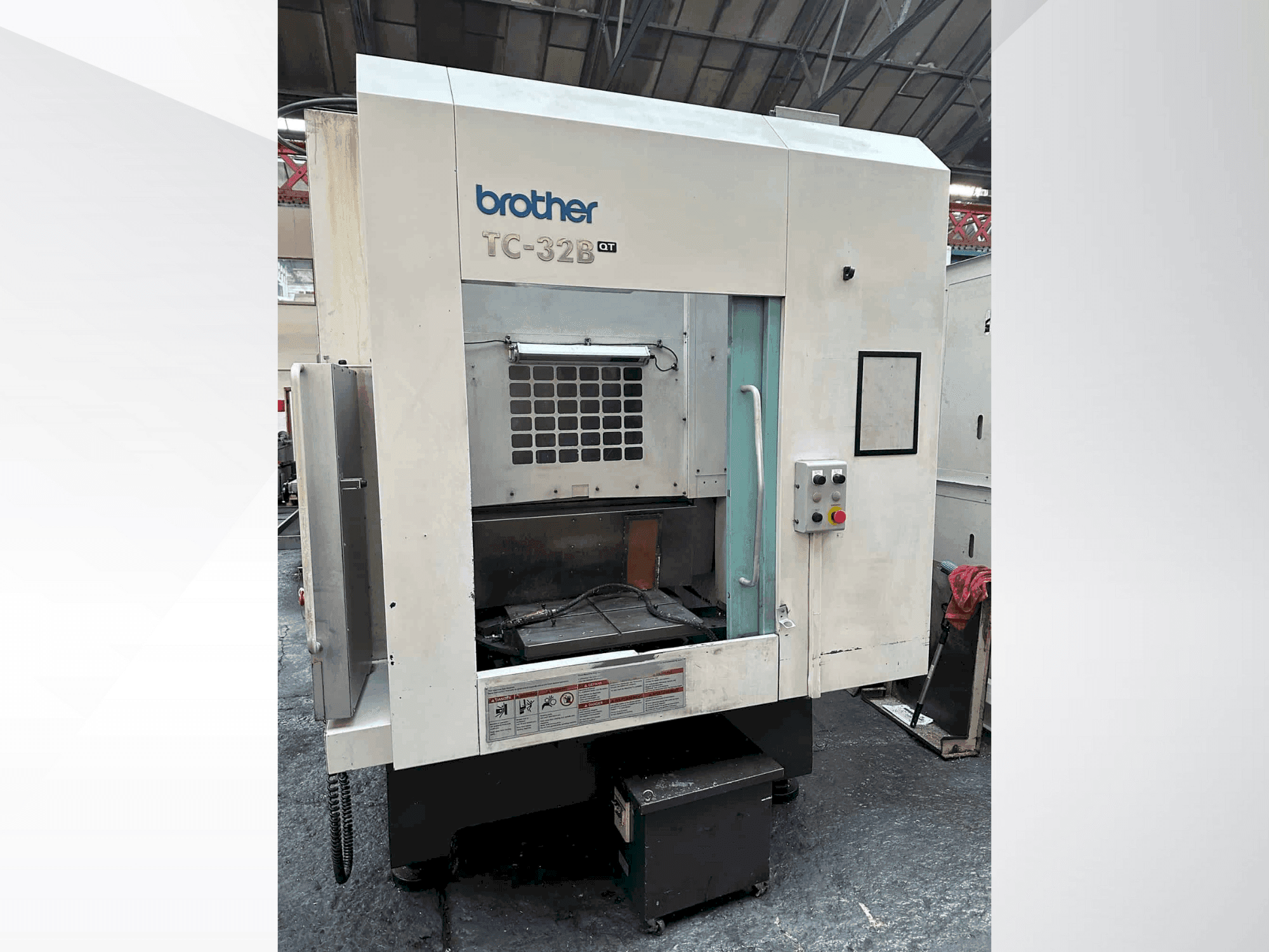 Vista Frontal da Brother TC-32B QT máquina