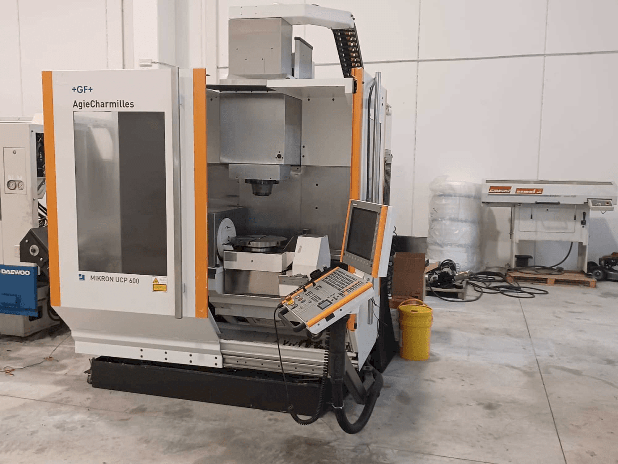 Vista Frontal da AgieCharmilles Mikron UCP 600 máquina