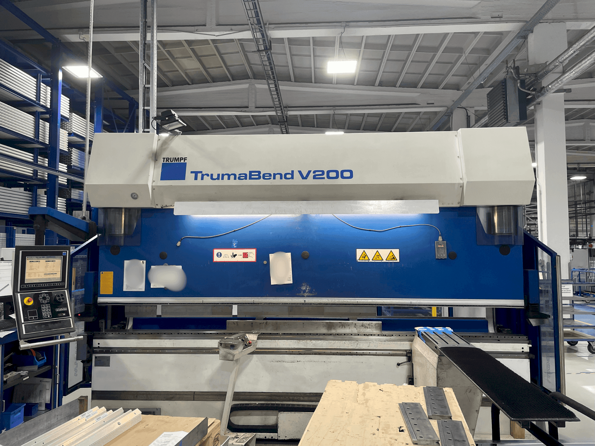 Vista Frontal da TRUMPF TrumaBend V200 máquina