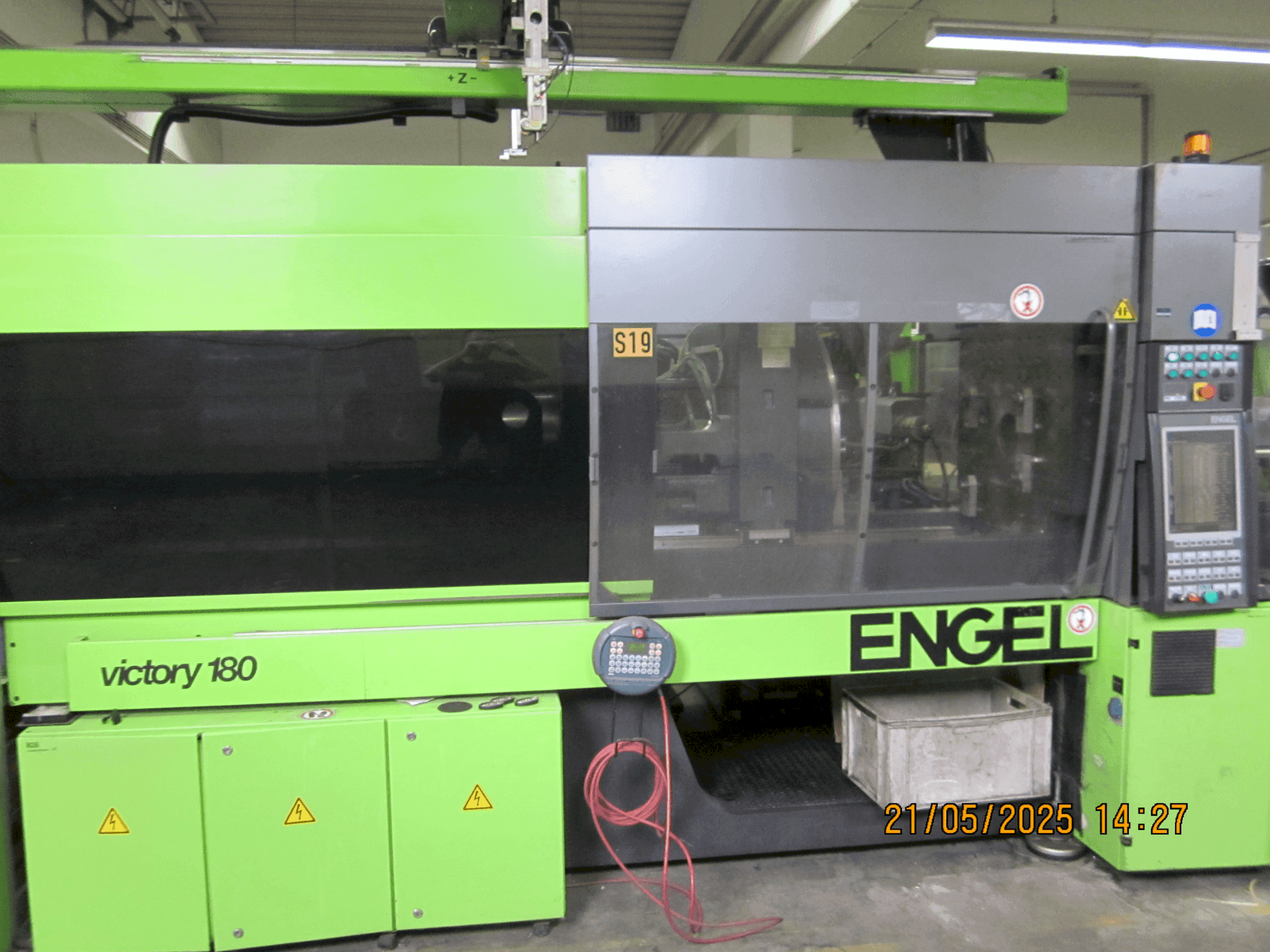 Vista Frontal da Engel VC 330H/200el/180 Combi máquina