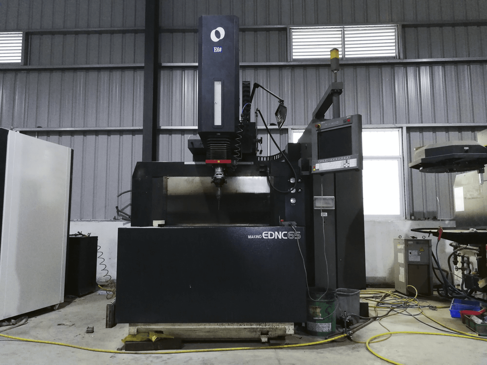 Vista Frontal da Makino EDNC65 máquina