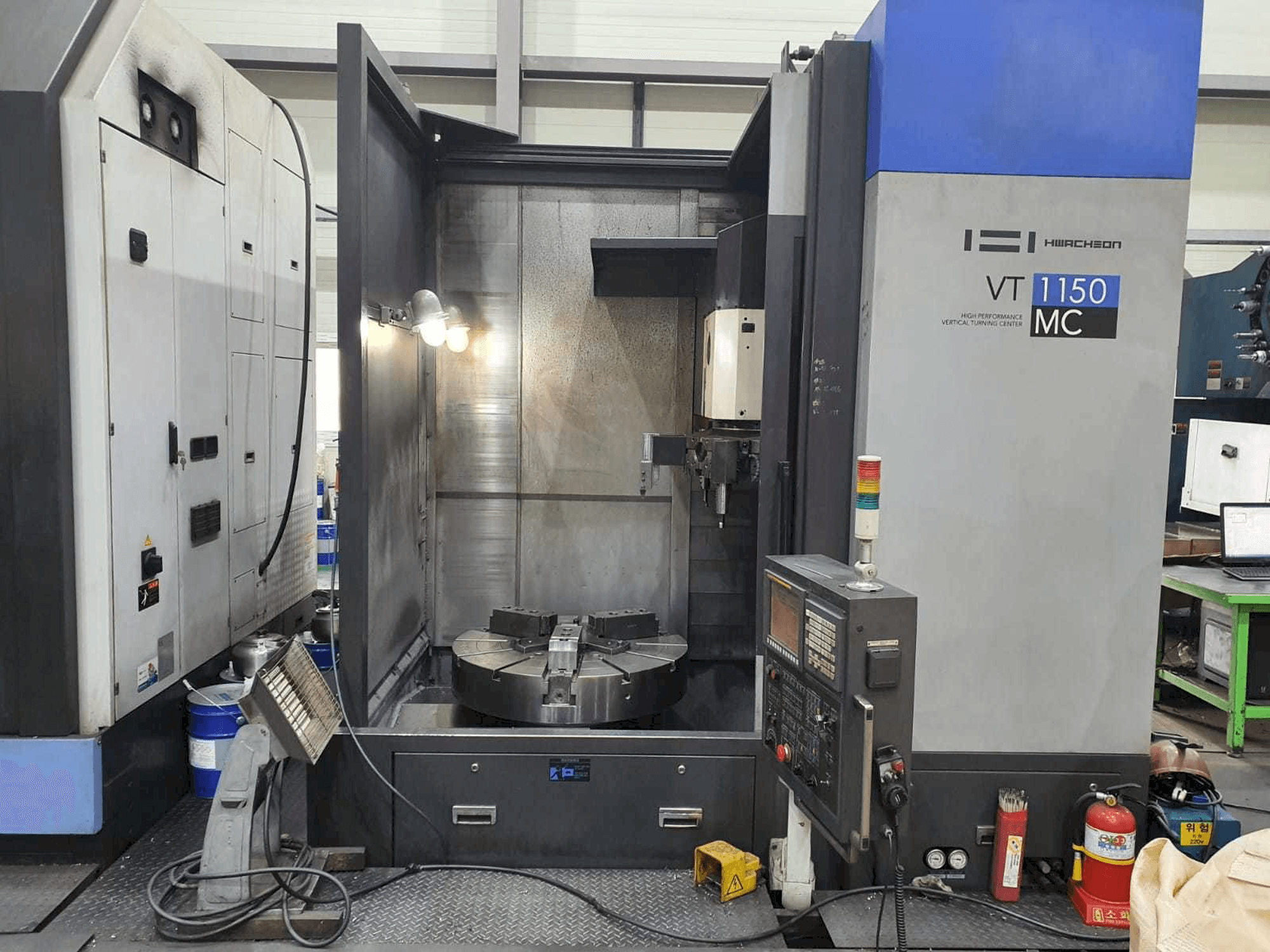 Vista Frontal da HWACHEON VT 1150 MC máquina