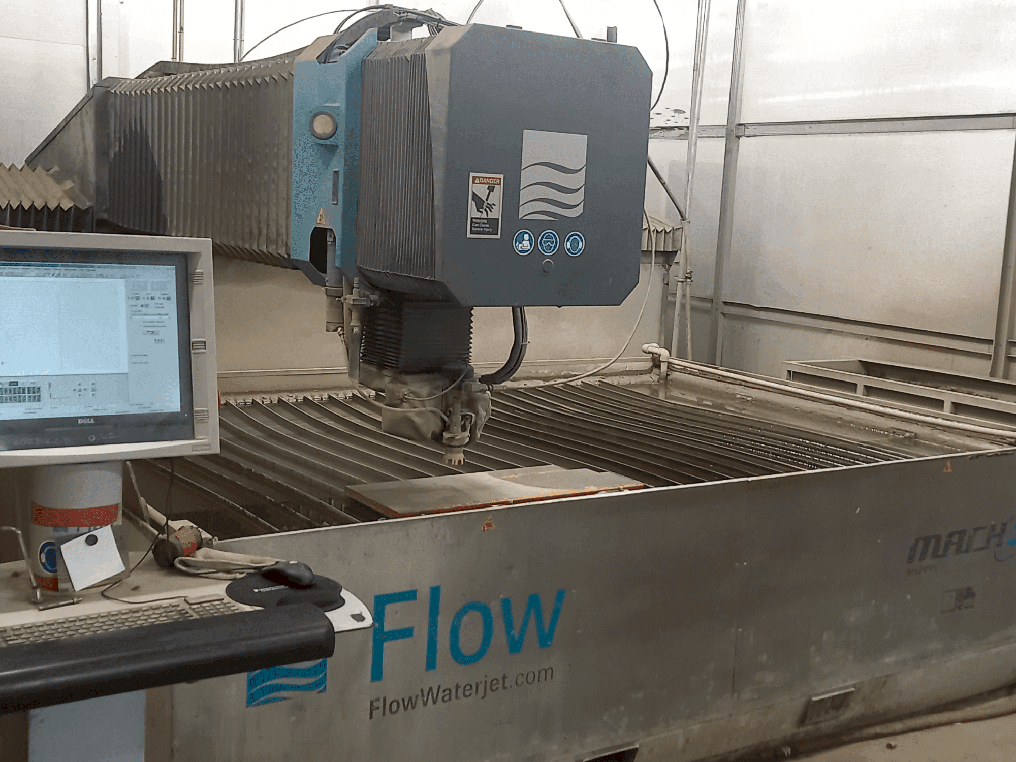 Vista Frontal da Flow Mach 3-3020b máquina