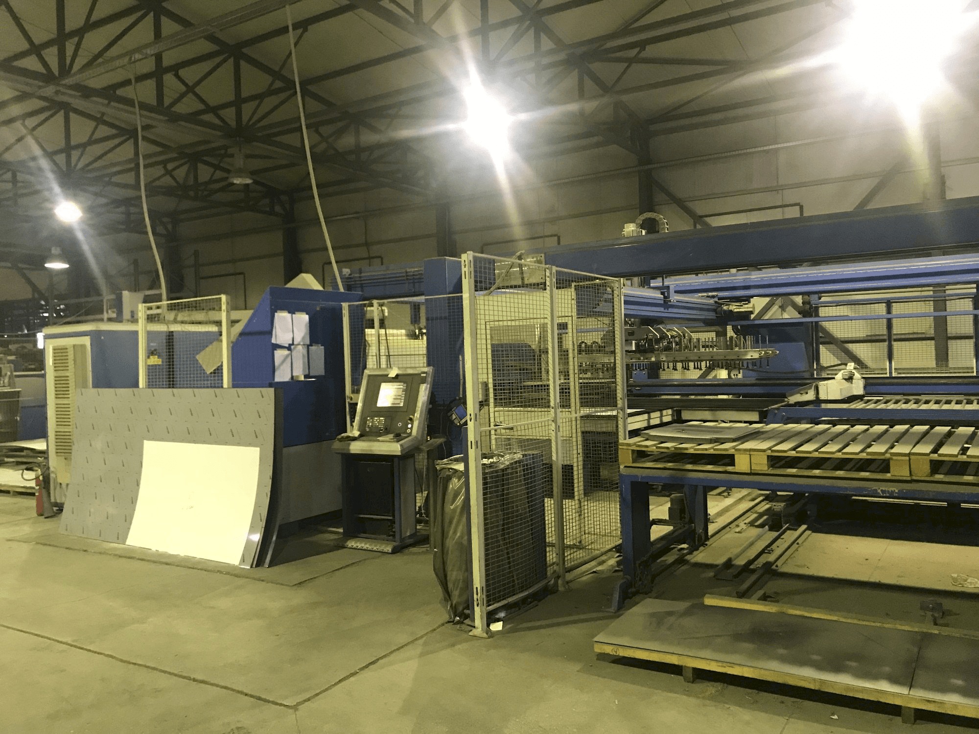 Vista Frontal da Finn-Power LP6 máquina