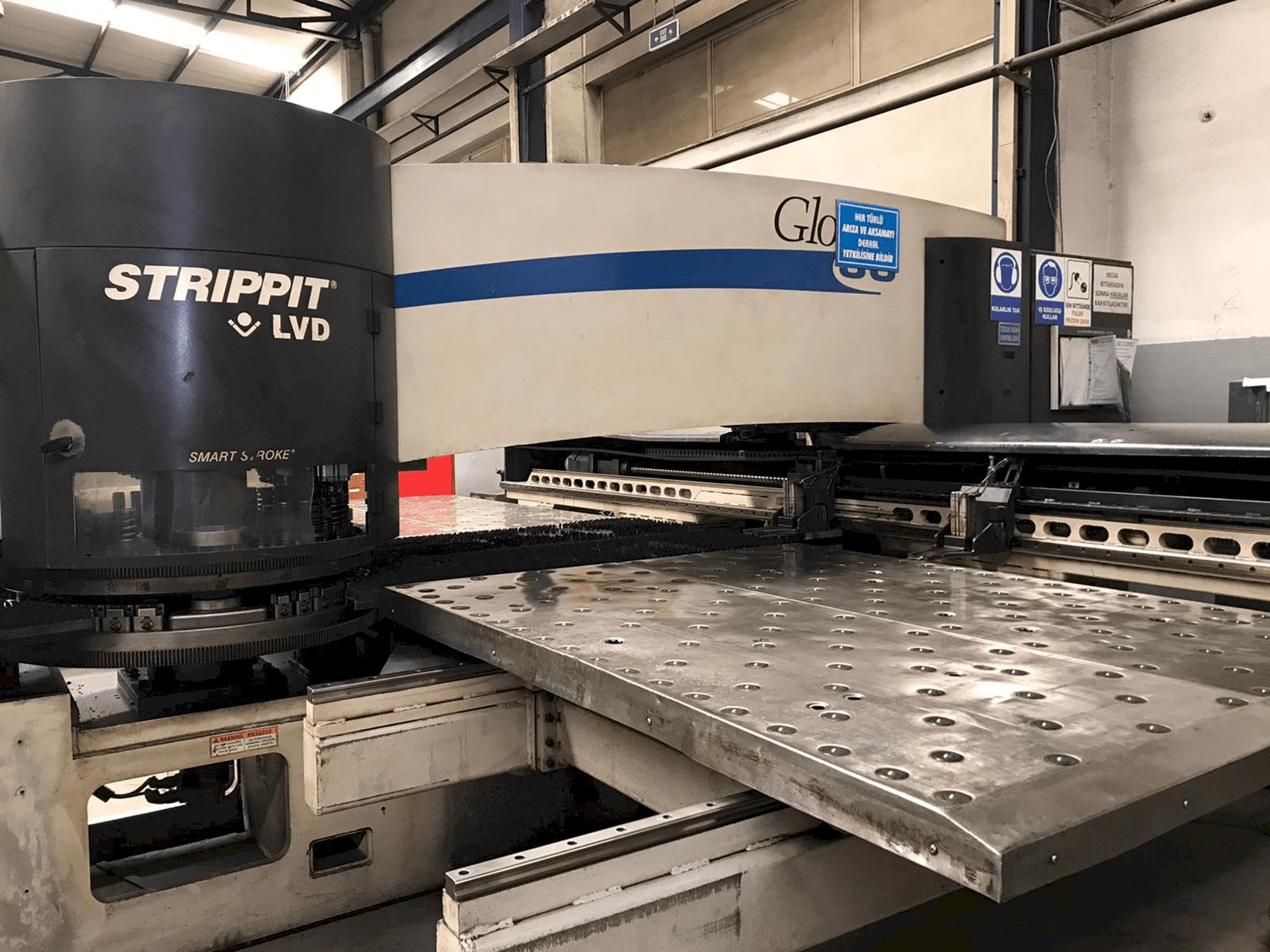 Vista Frontal da LVD STRIPPIT Global 30 1525 máquina