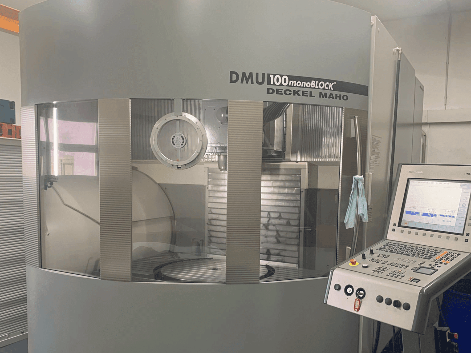 Vista Frontal da DMG DECKEL MAHO 100T Monoblock máquina