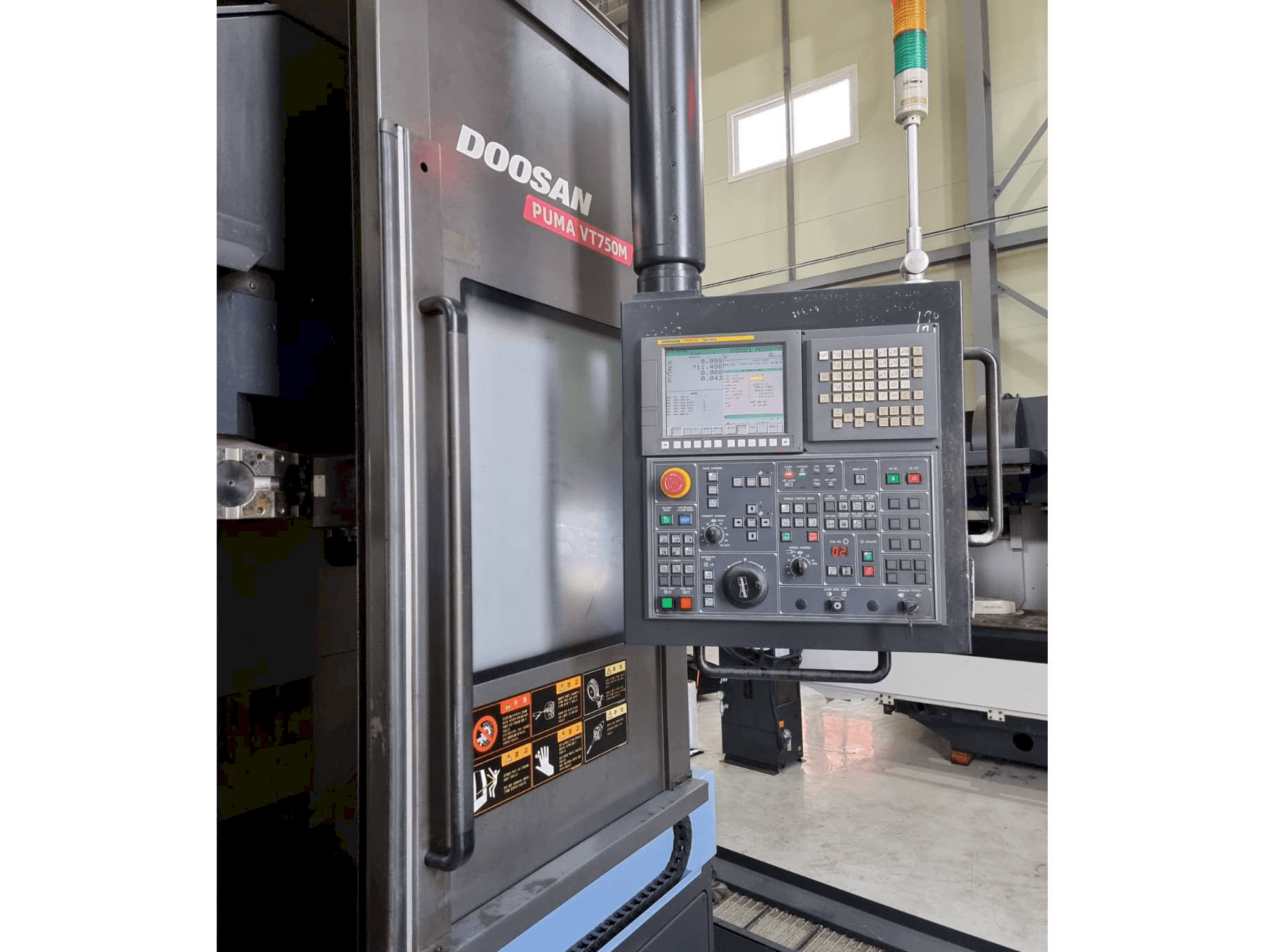 Vista Lateral Esquerda da Doosan Puma VT750M máquina