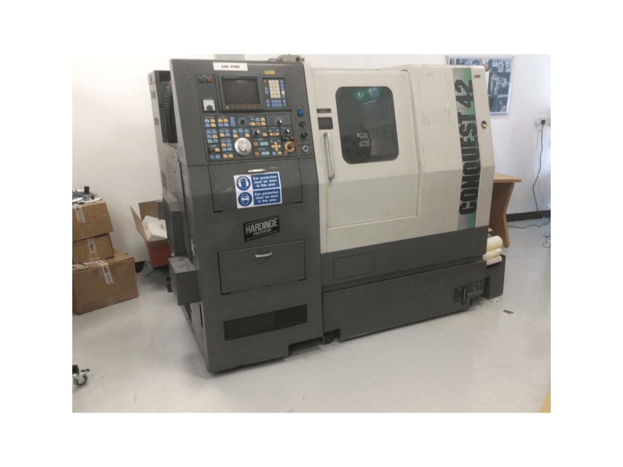 Vista Frontal da Hardinge Conquest 42 máquina