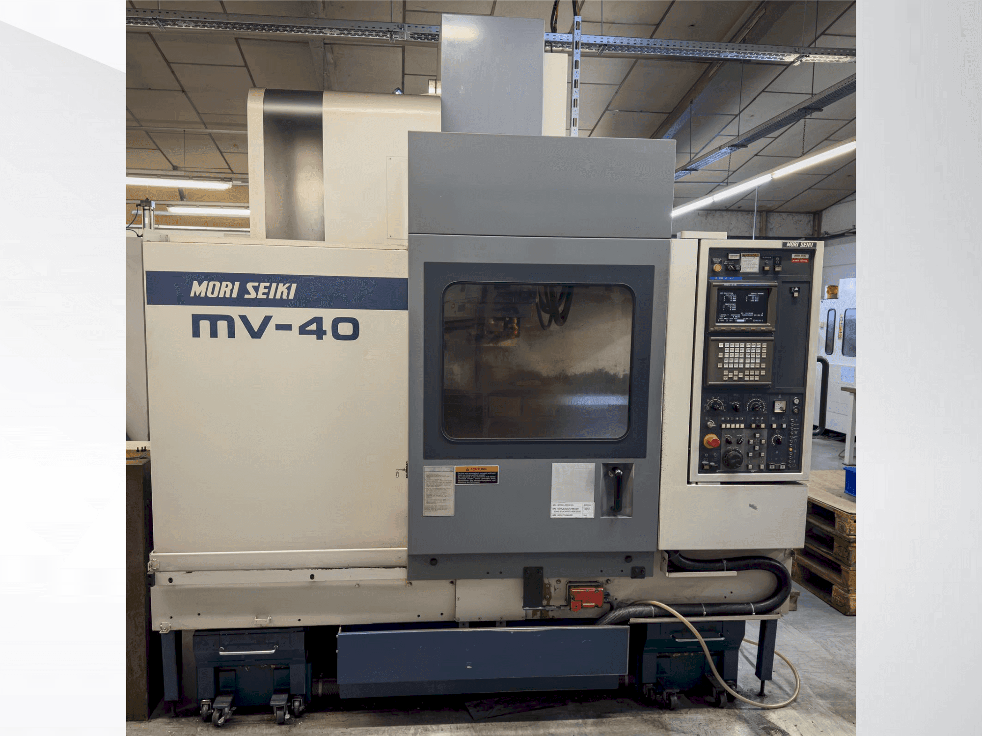 Vista Frontal da MORI SEIKI MV 40B/40 máquina