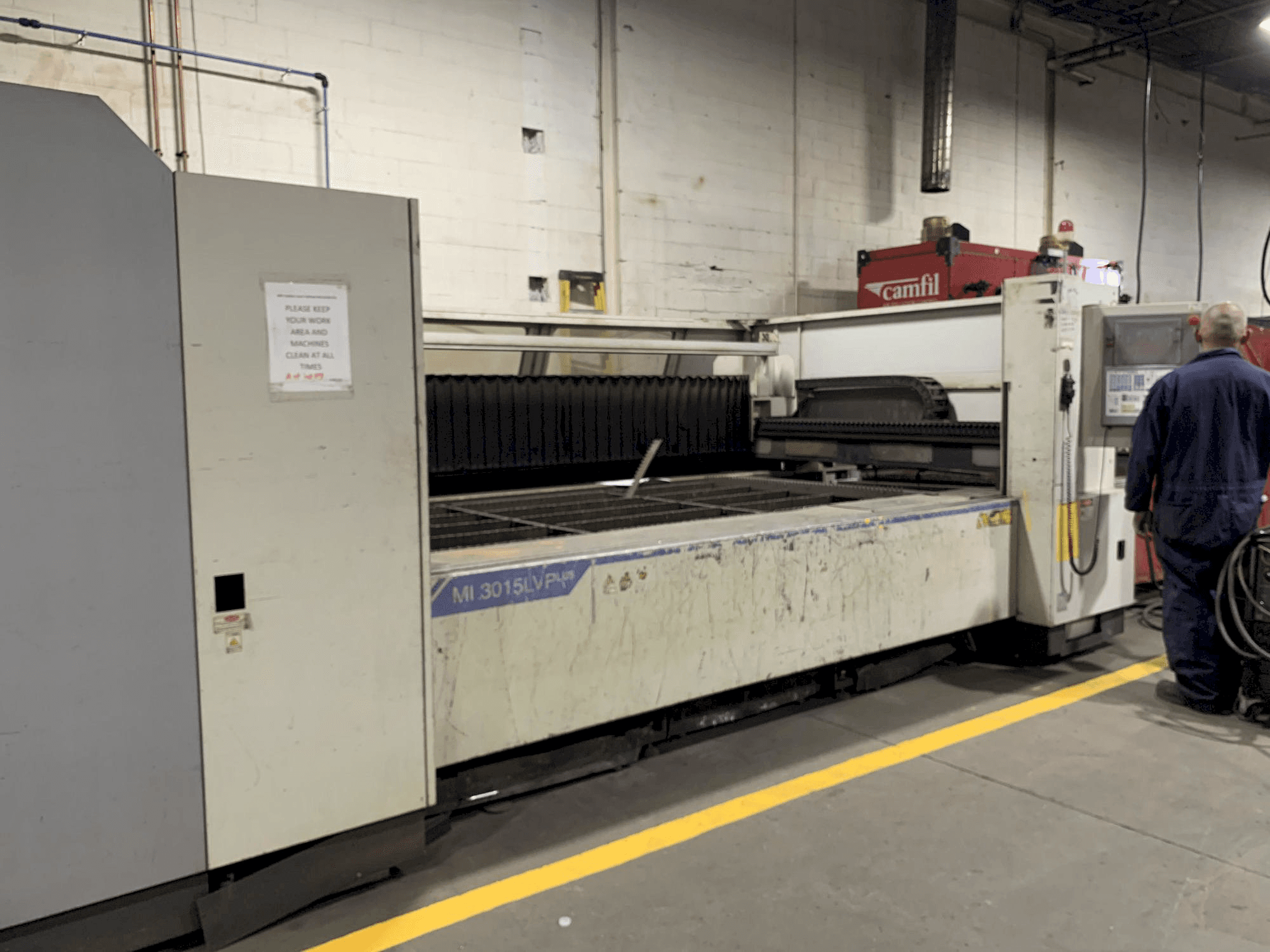 Vista Lateral Esquerda da Mitsubishi LV 3015 PLUS máquina