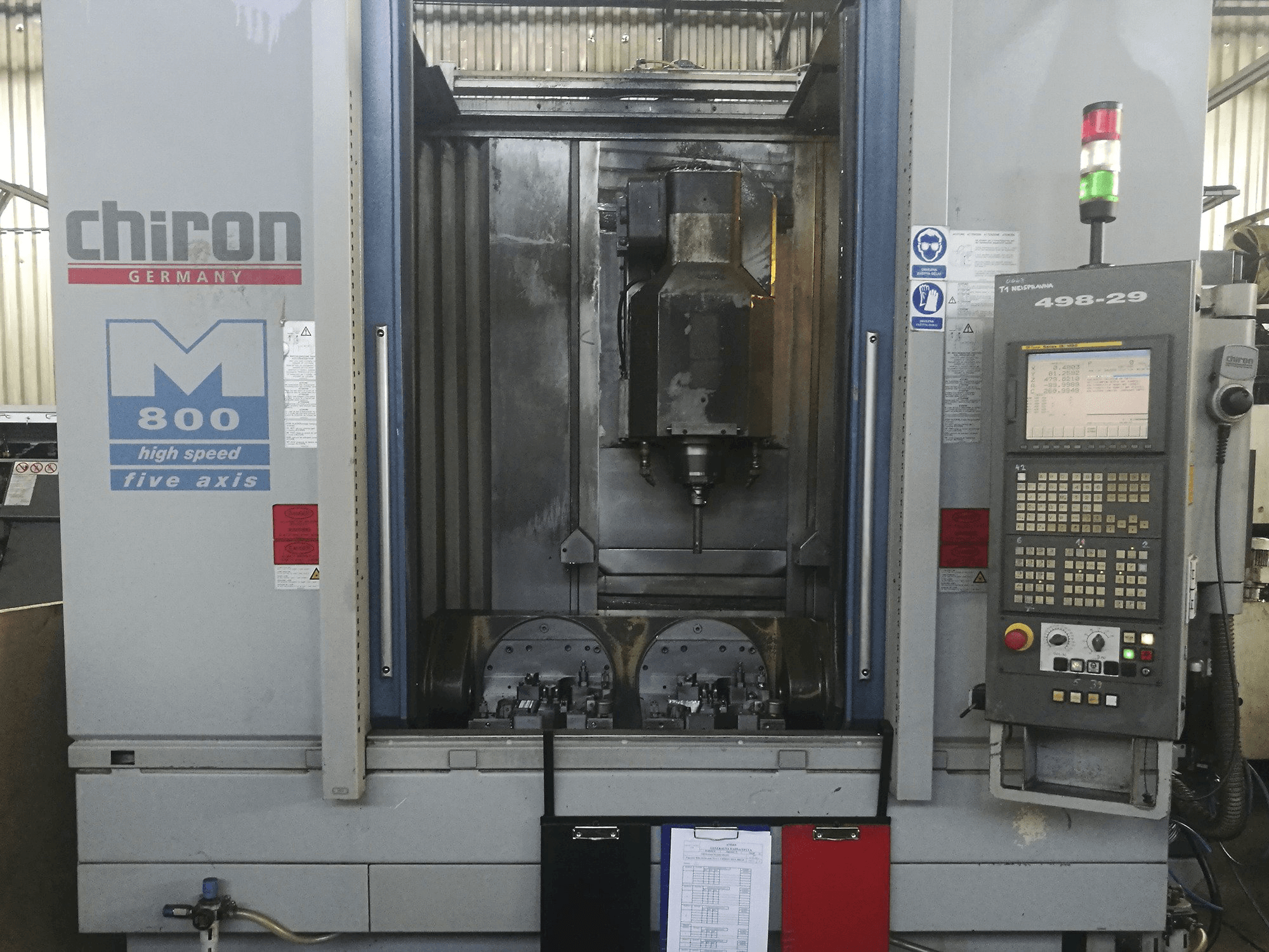 Vista Frontal da CHIRON MILL 800 máquina