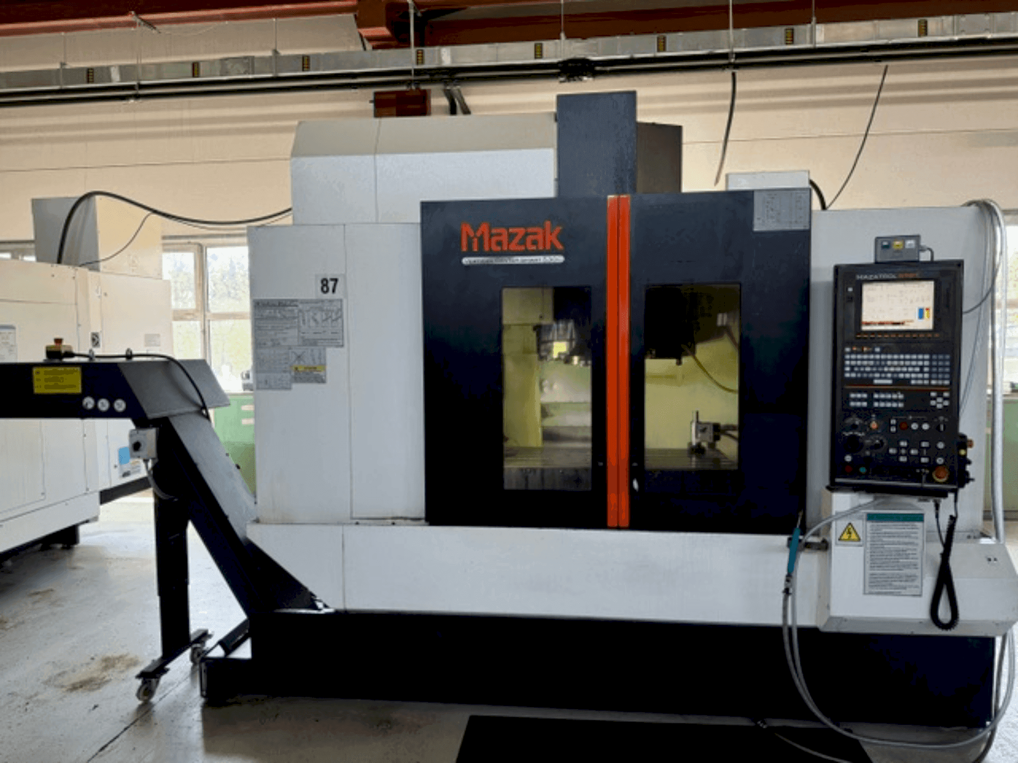 Vista Frontal da Mazak VCS530C máquina