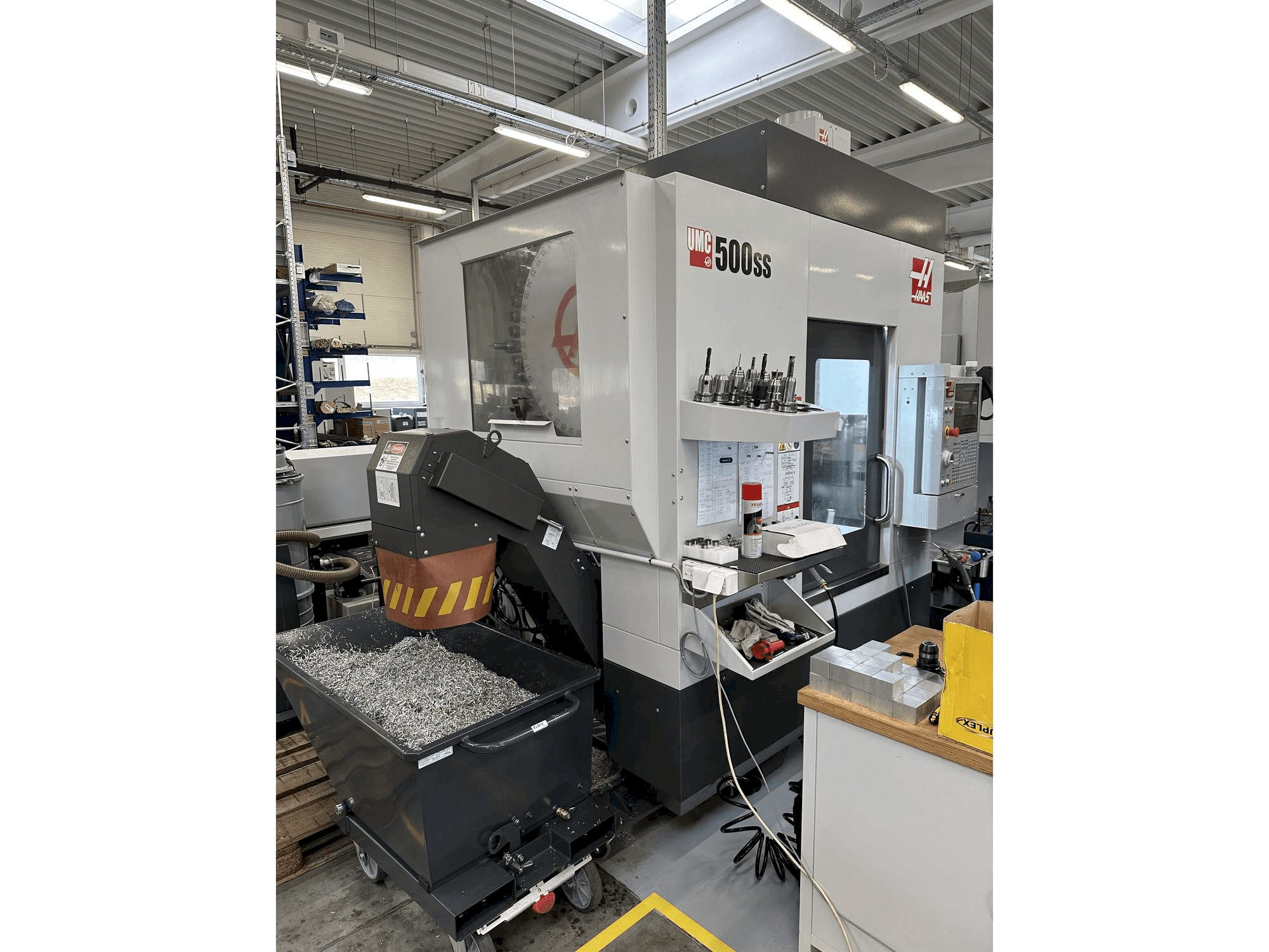 Vista Frontal da HAAS UMC-500SS máquina