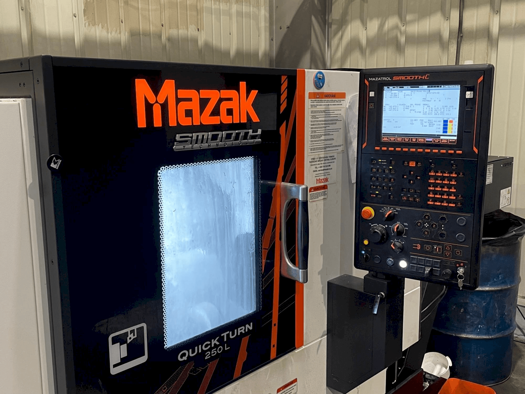 Vista Frontal da Mazak Quick Turn 250 L máquina