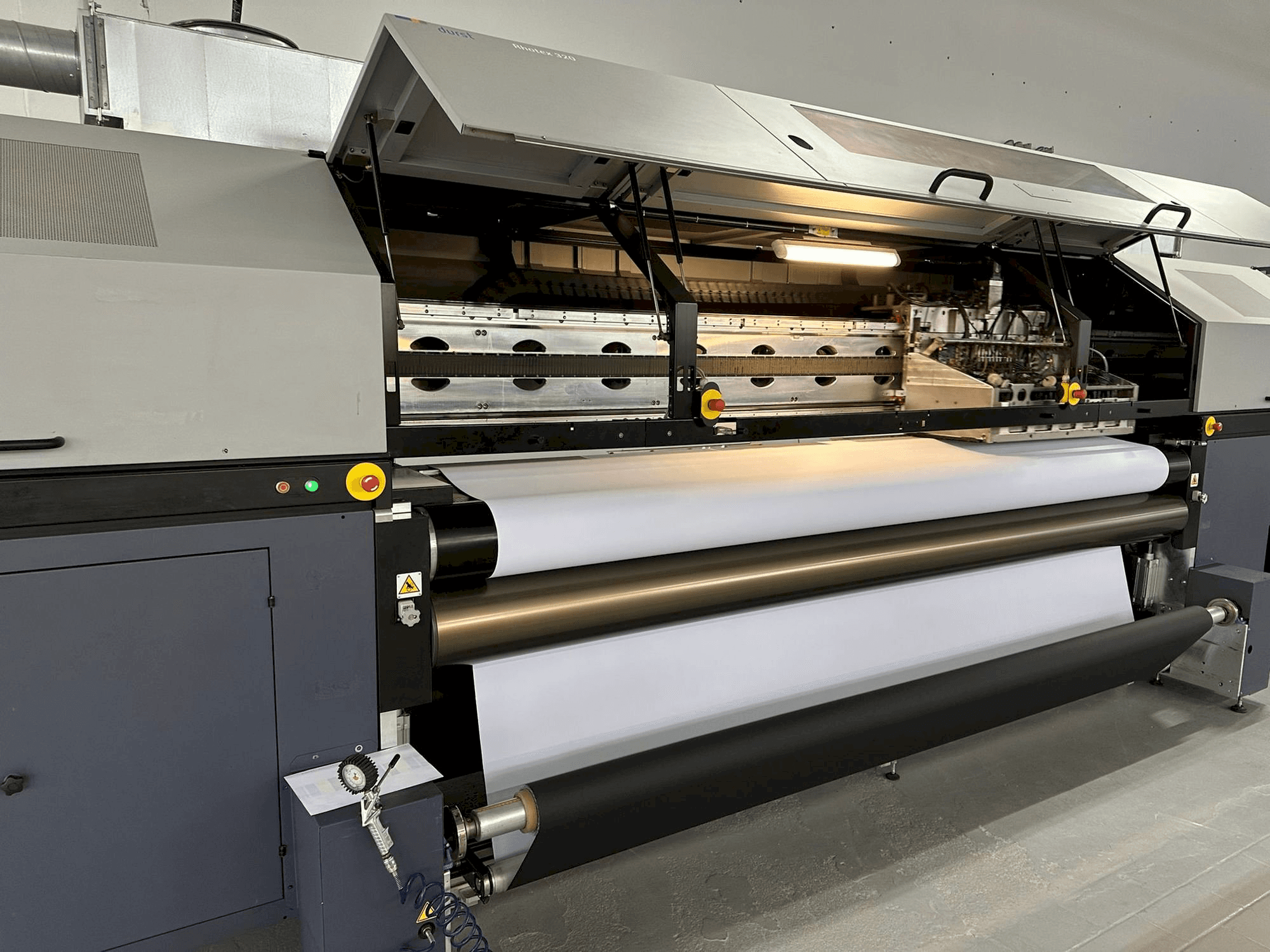 Vista Frontal da Durst Rhotex 320 máquina