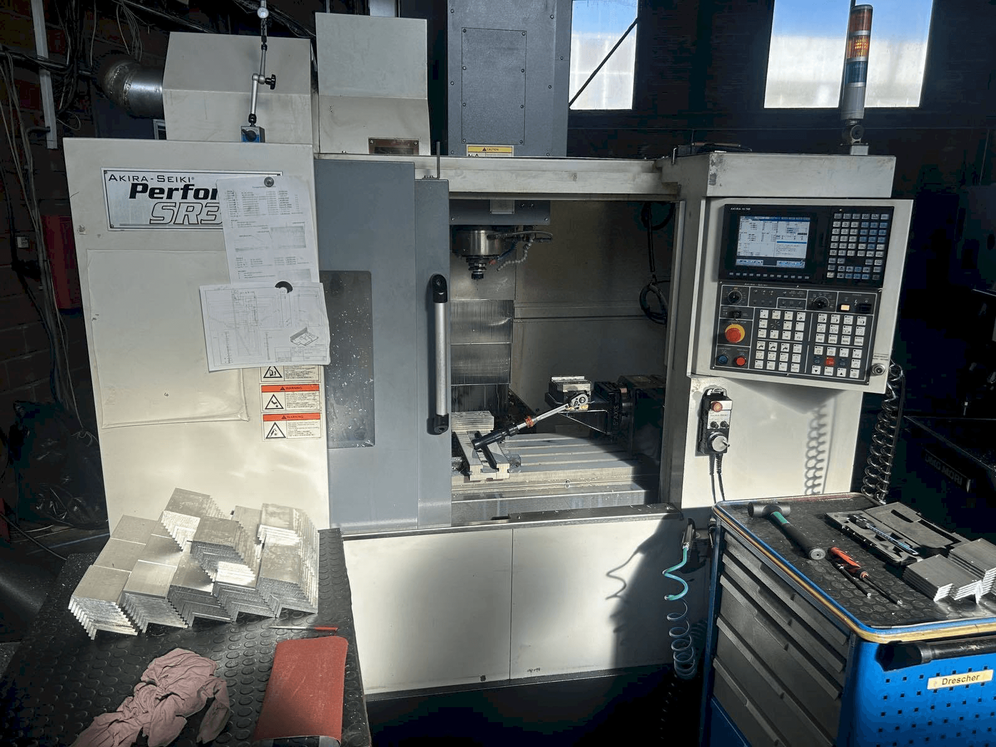 Vista Frontal da Akira Seiki SR3AXP máquina