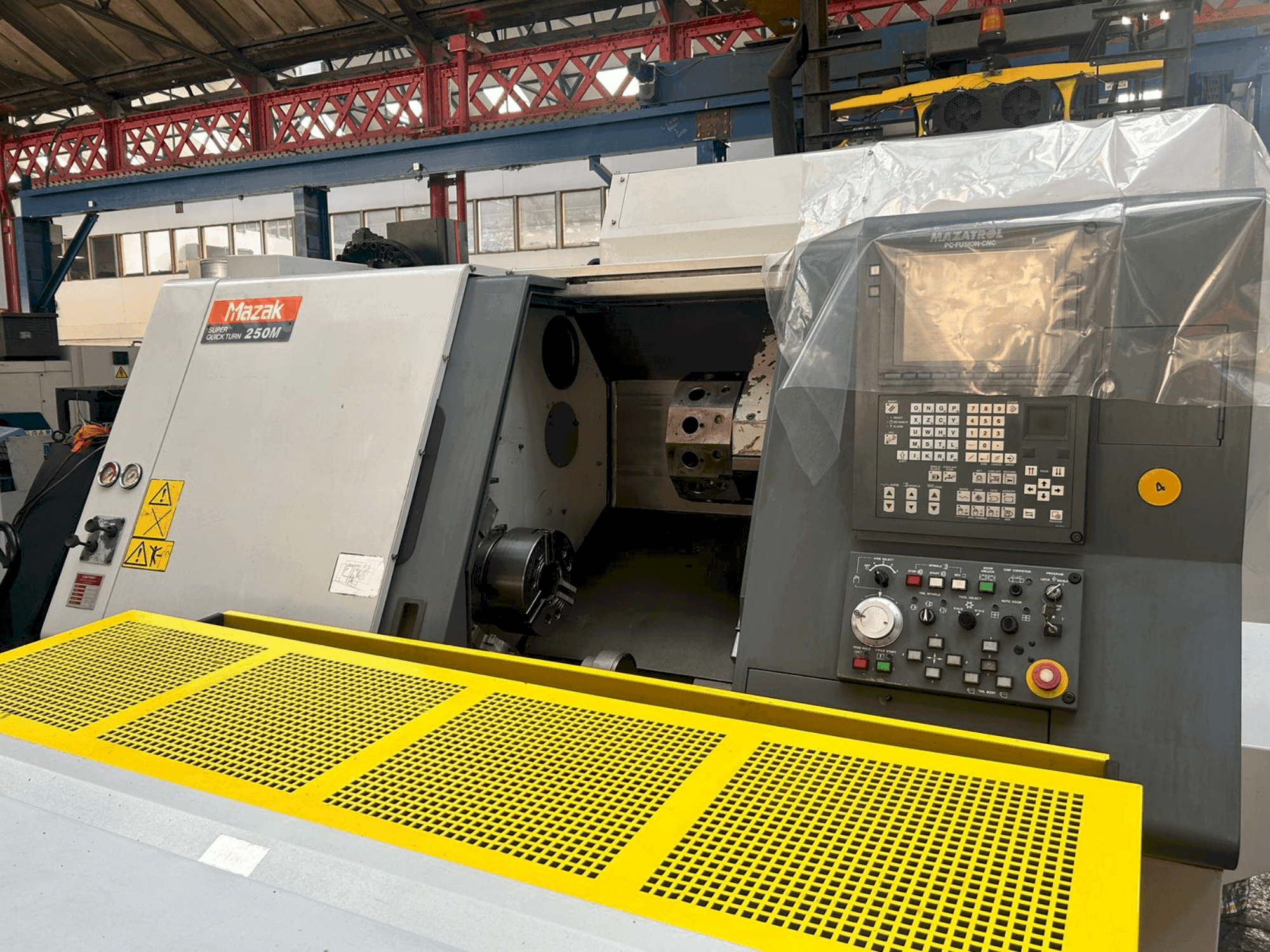 Vista Frontal da Mazak SQT 250M máquina