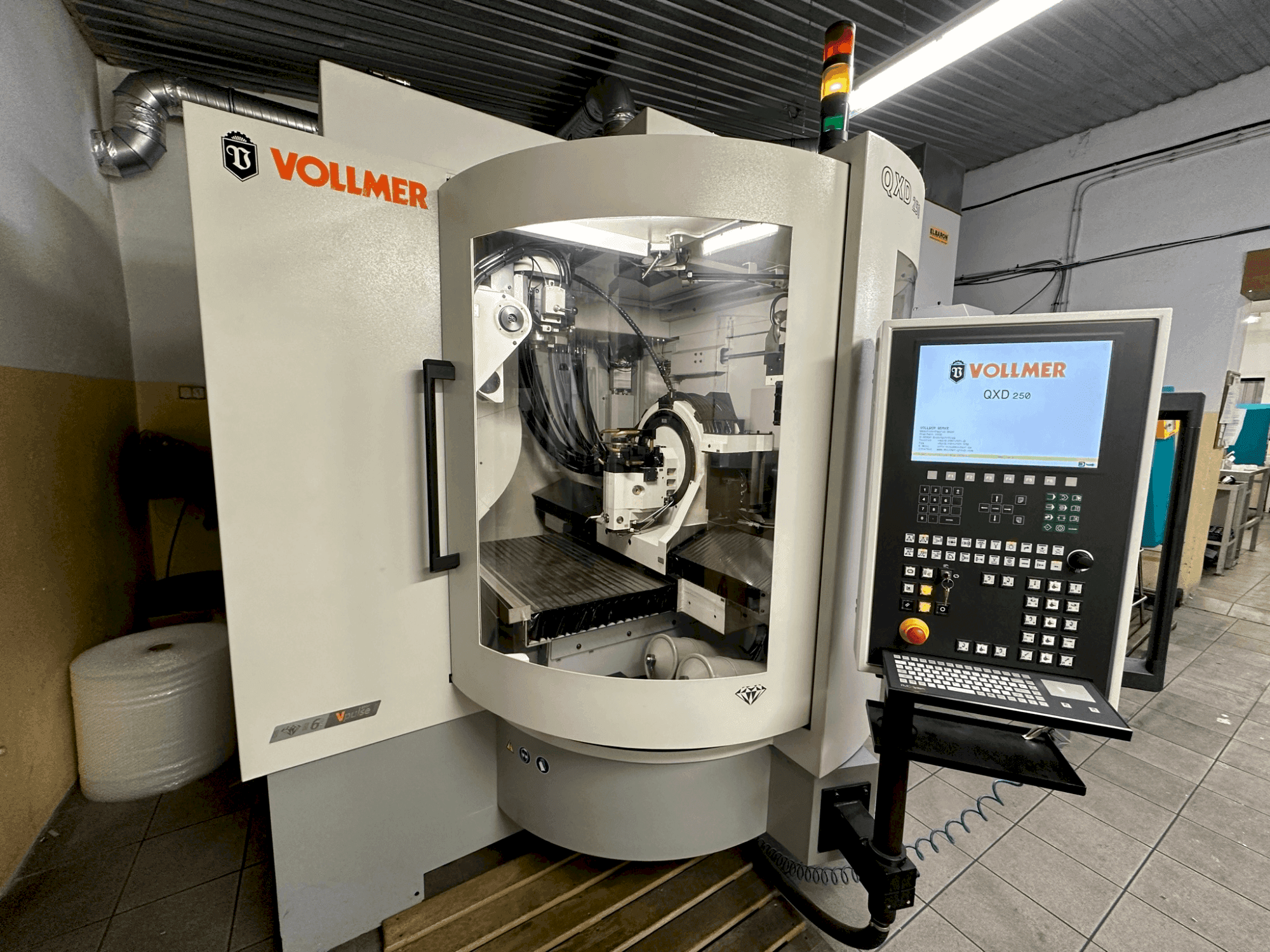 Vista Frontal da VOLLMER QXD 250 máquina