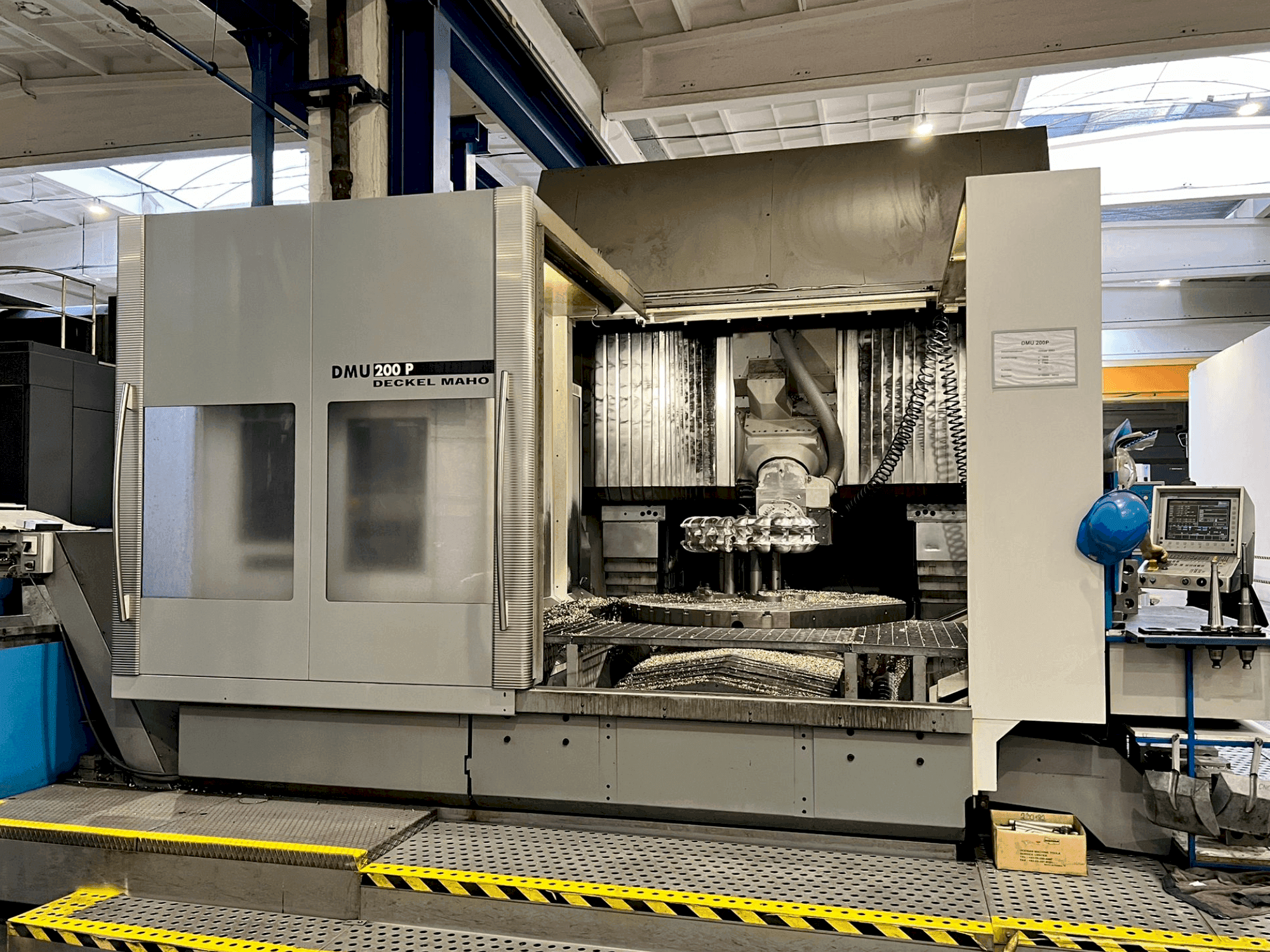 Vista Frontal da DECKEL MAHO DMU 200P máquina