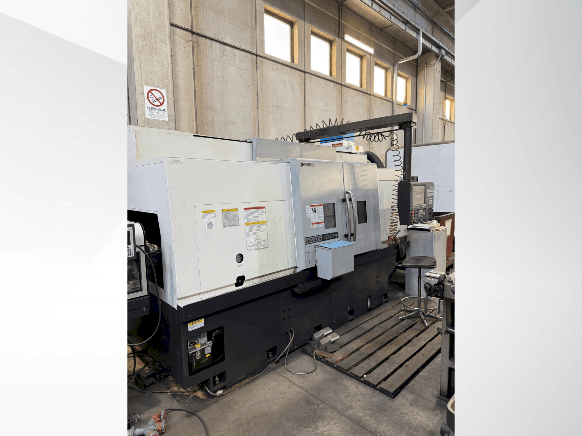 Vista Frontal da Okuma Genos L 300E-MY-e máquina