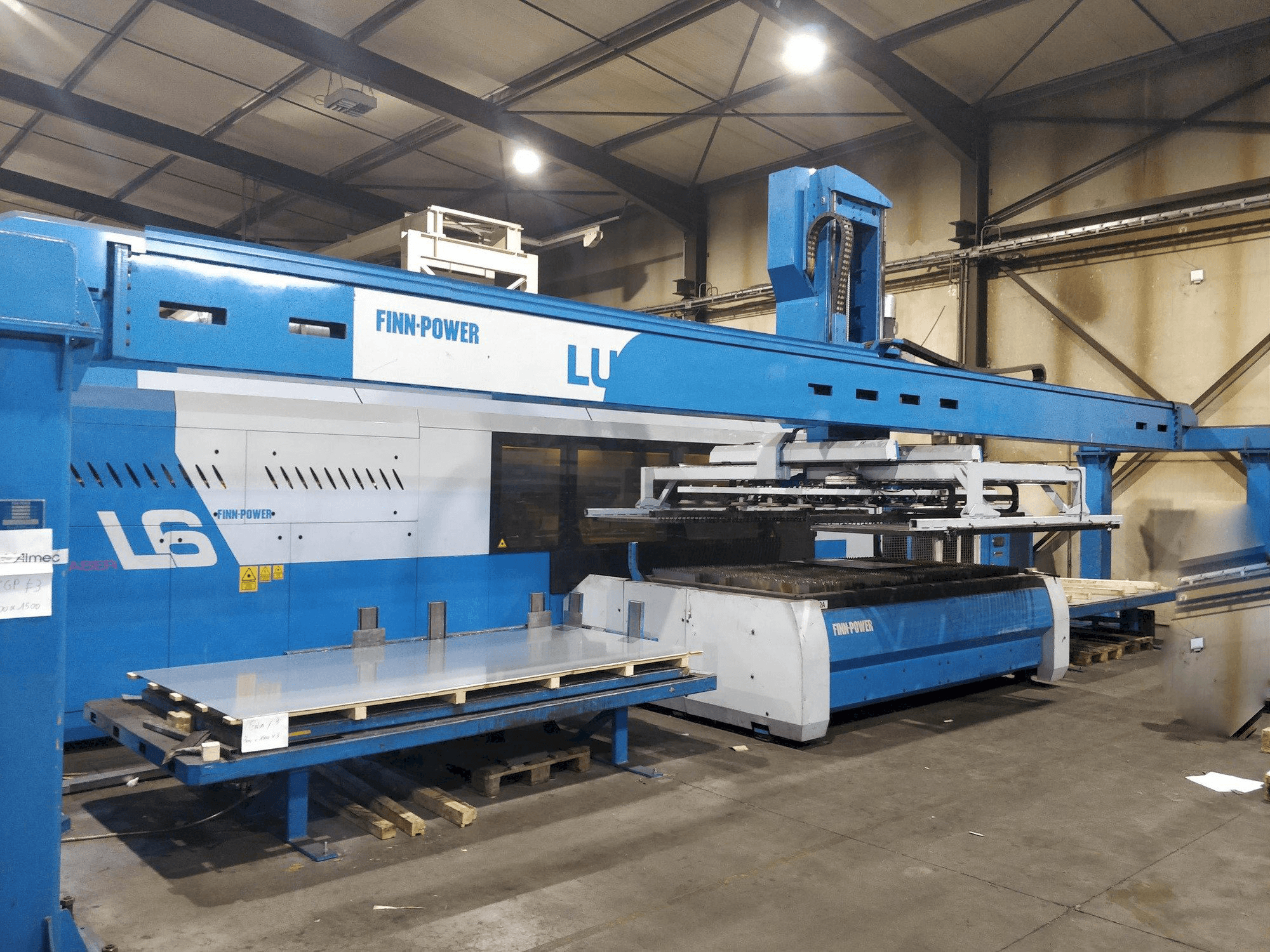 Vista Frontal da Finn-Power L6 máquina