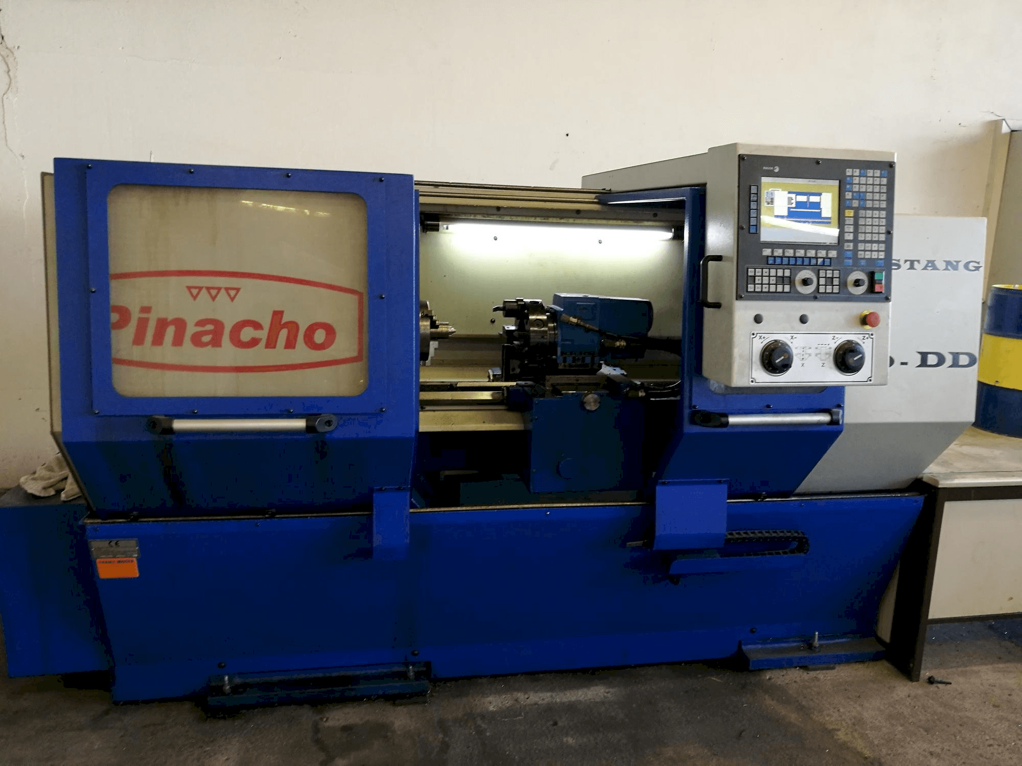 Vista Frontal da Pinacho Mustang 200-DD máquina