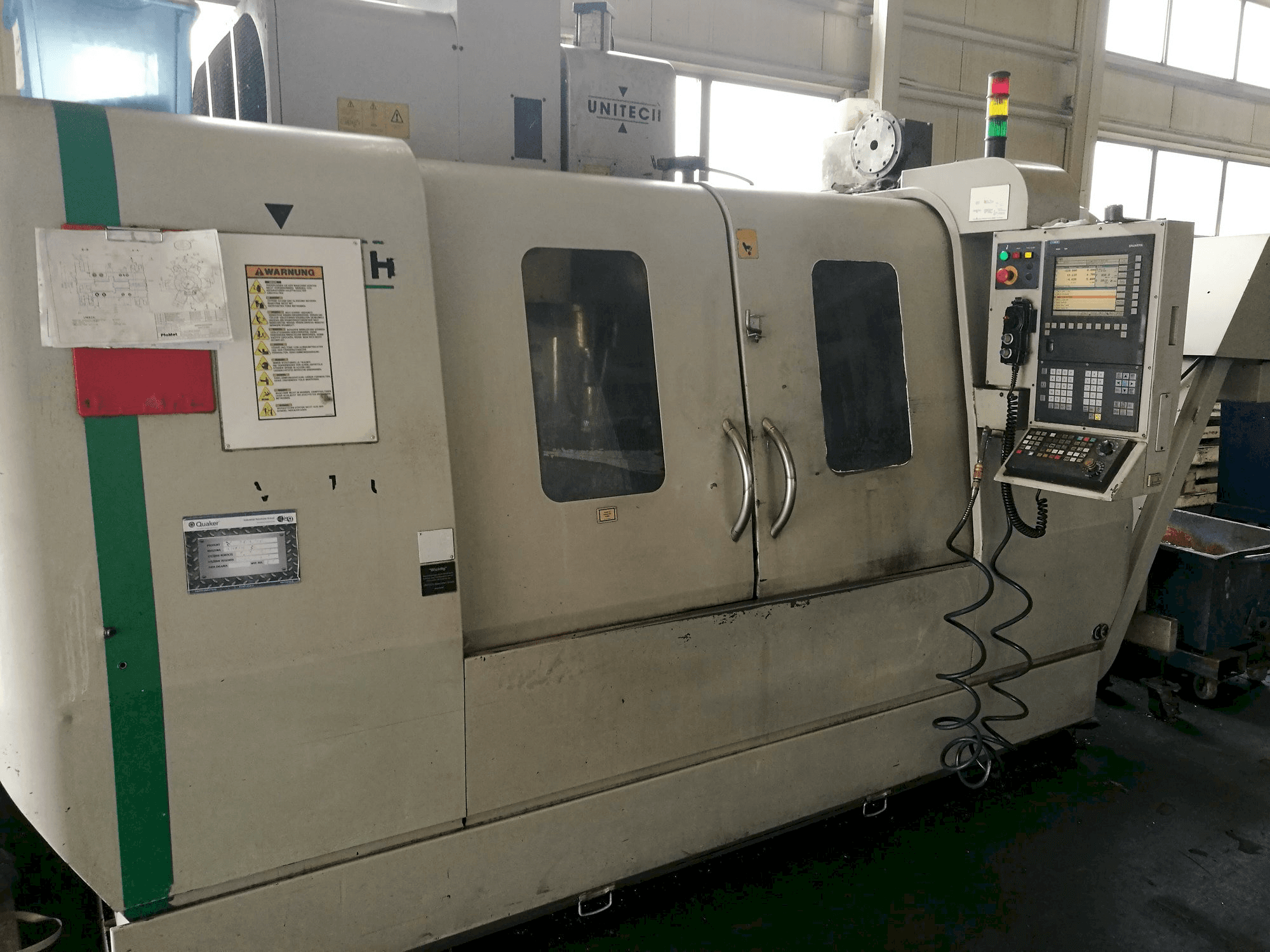 Vista Frontal da UNITECH VMC-1250P3 máquina