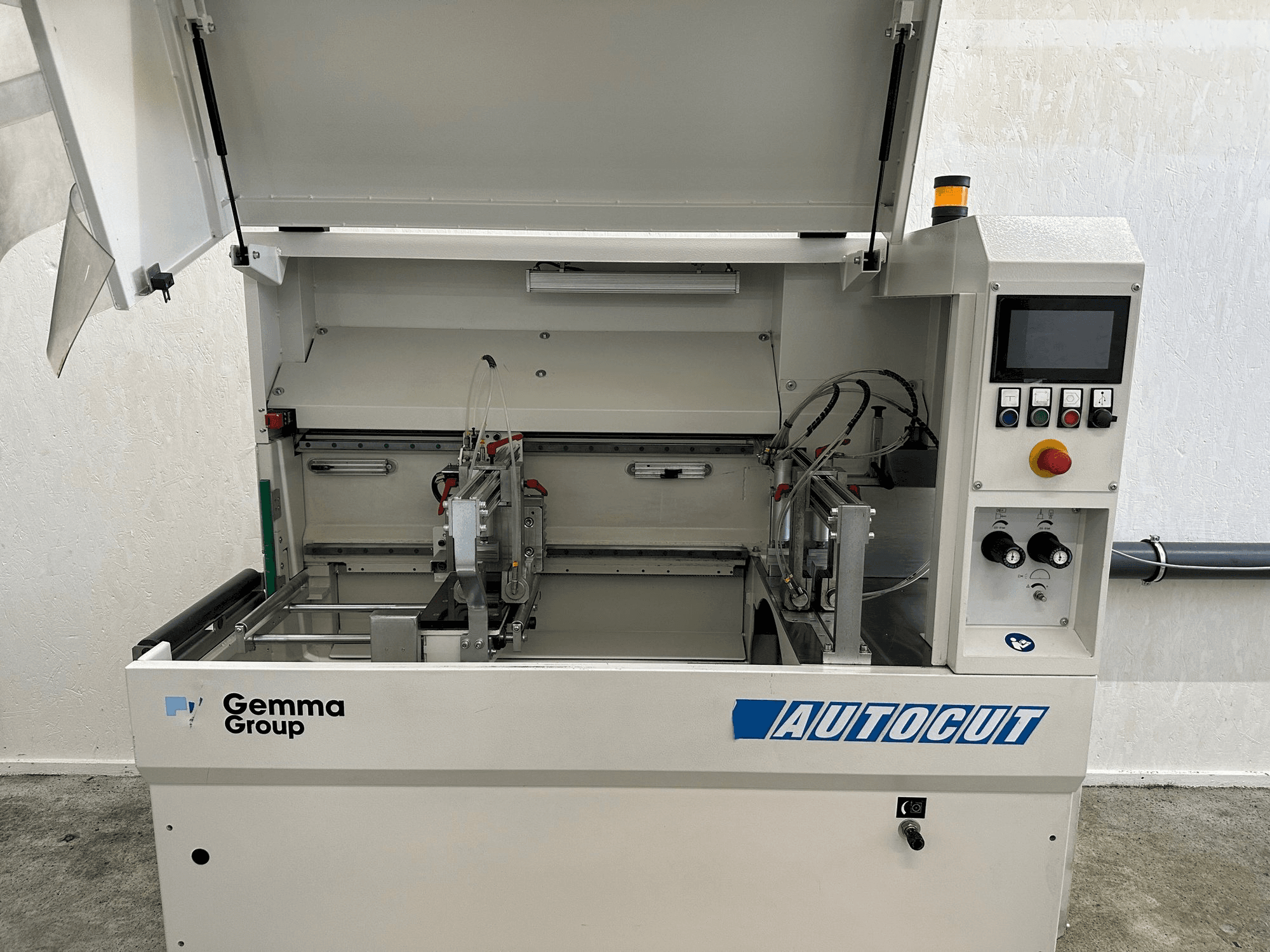 Vista Frontal da Autocut 550 máquina