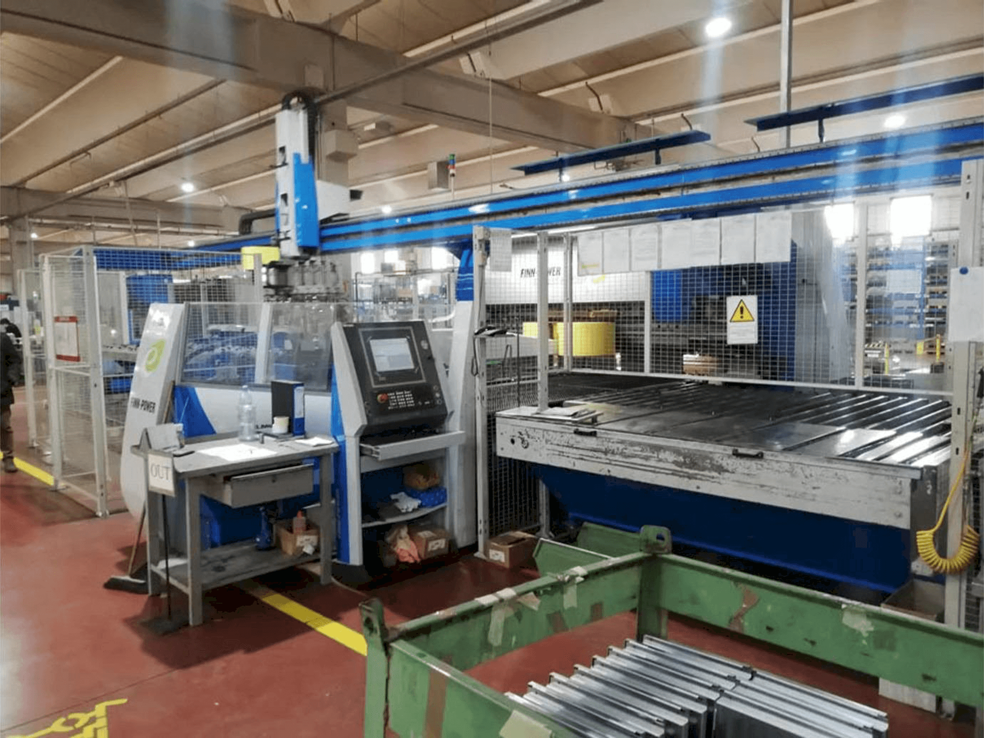 Vista Frontal da Finn-Power EBE5 máquina