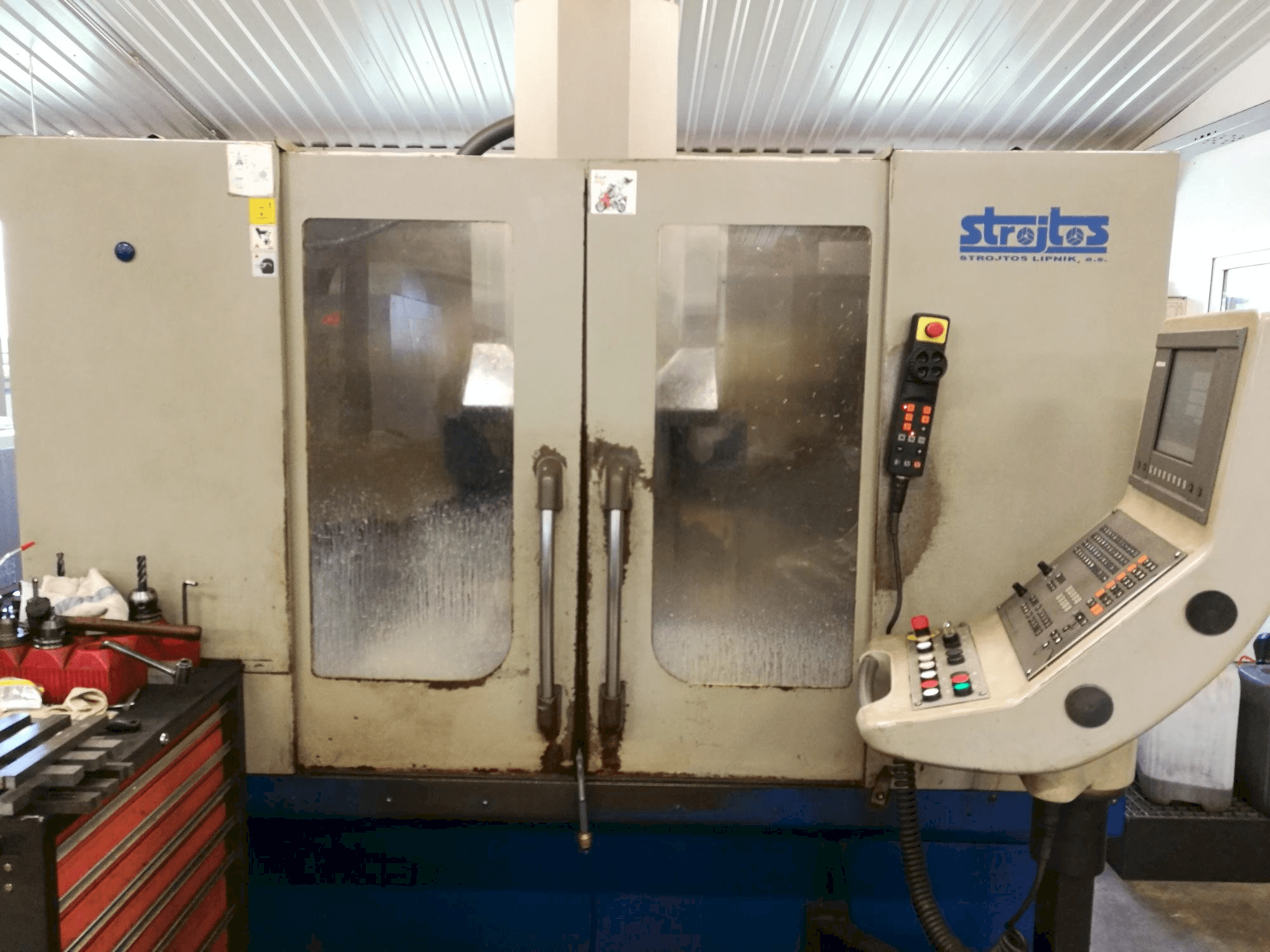 Vista Frontal da Strojtos VMC 40/8 máquina